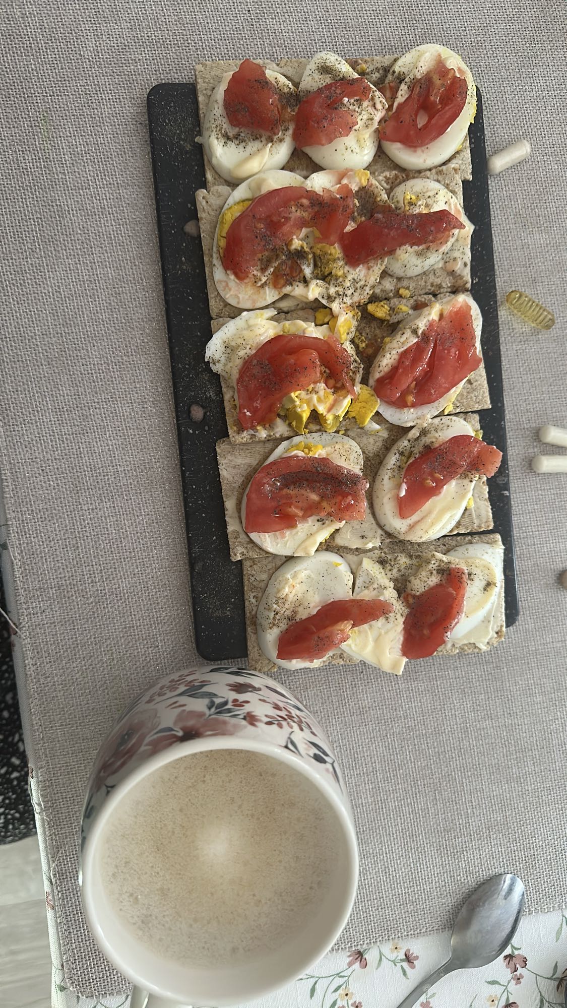 Jajka na chrupkim pieczywie