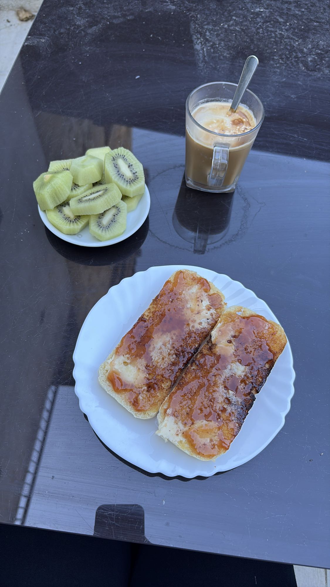 Petit-déjeuner tartine kiwi