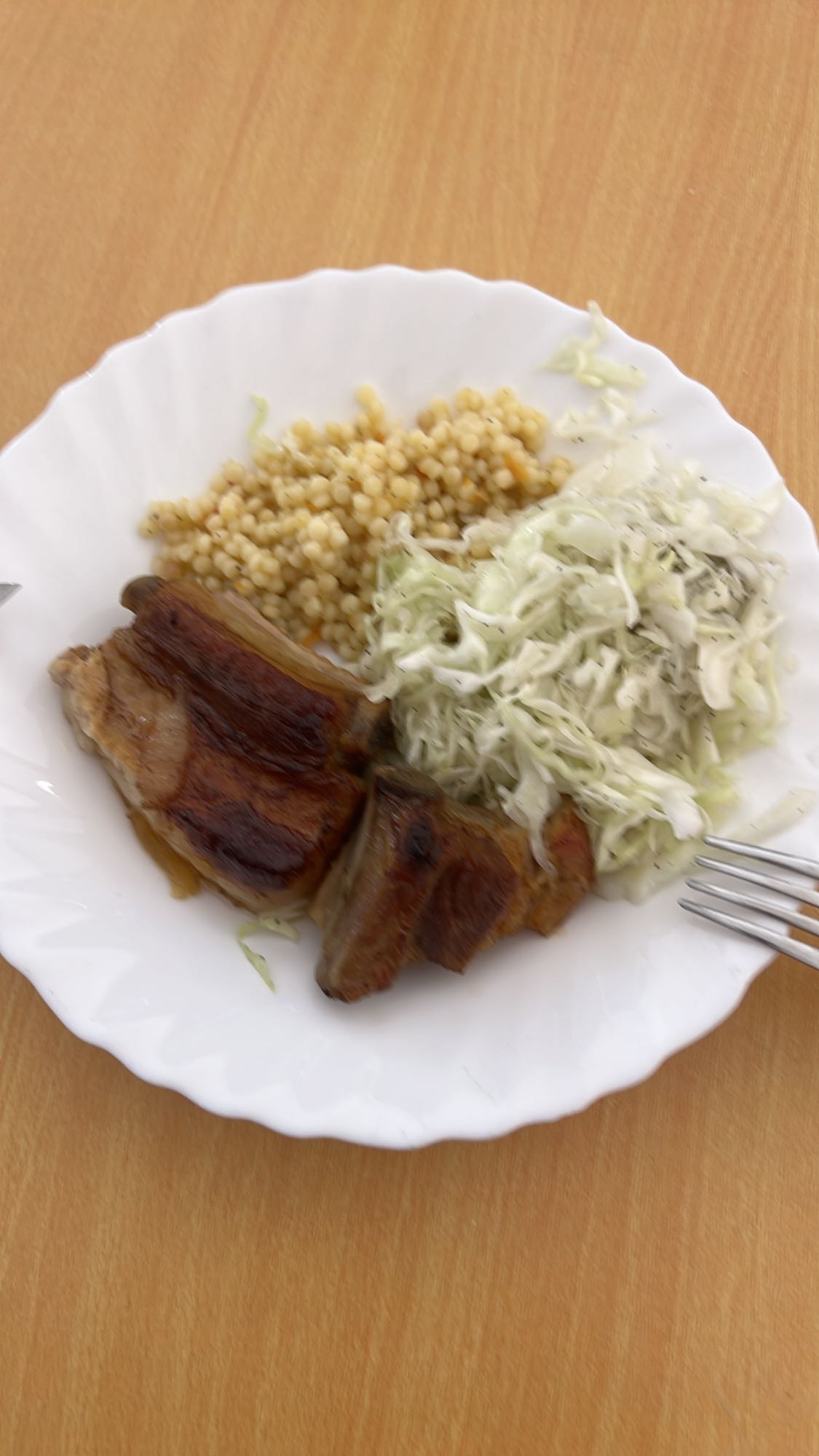 Coaste cu salată și paste