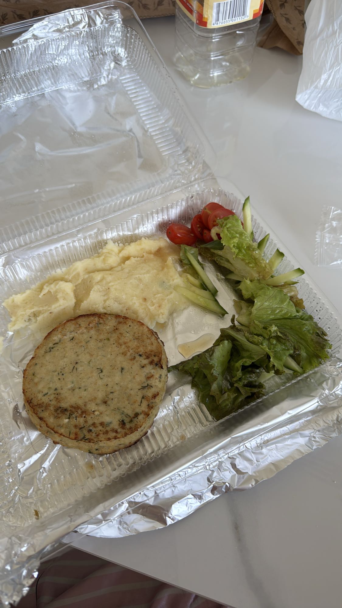 Котлета с пюре и салатом