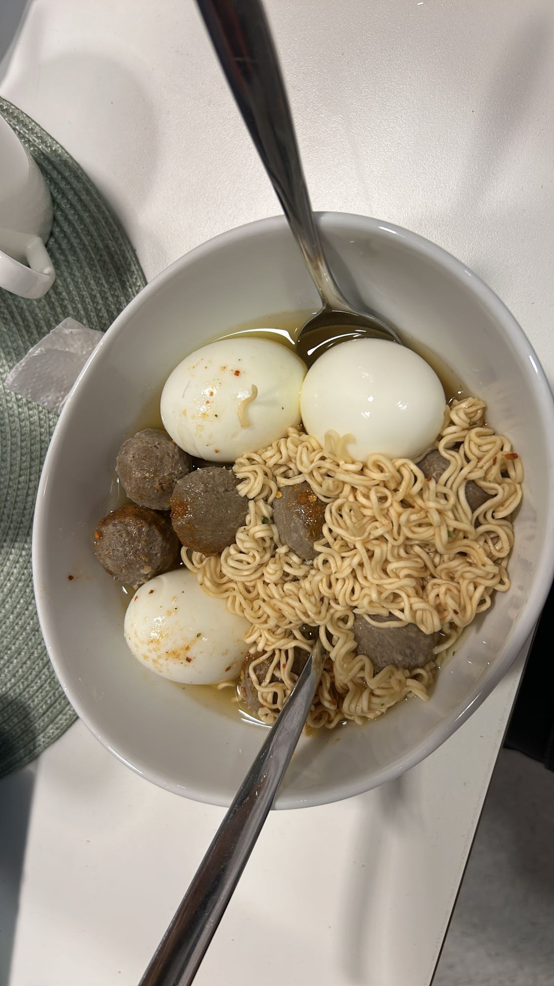 Nudler med egg og kjøttboller