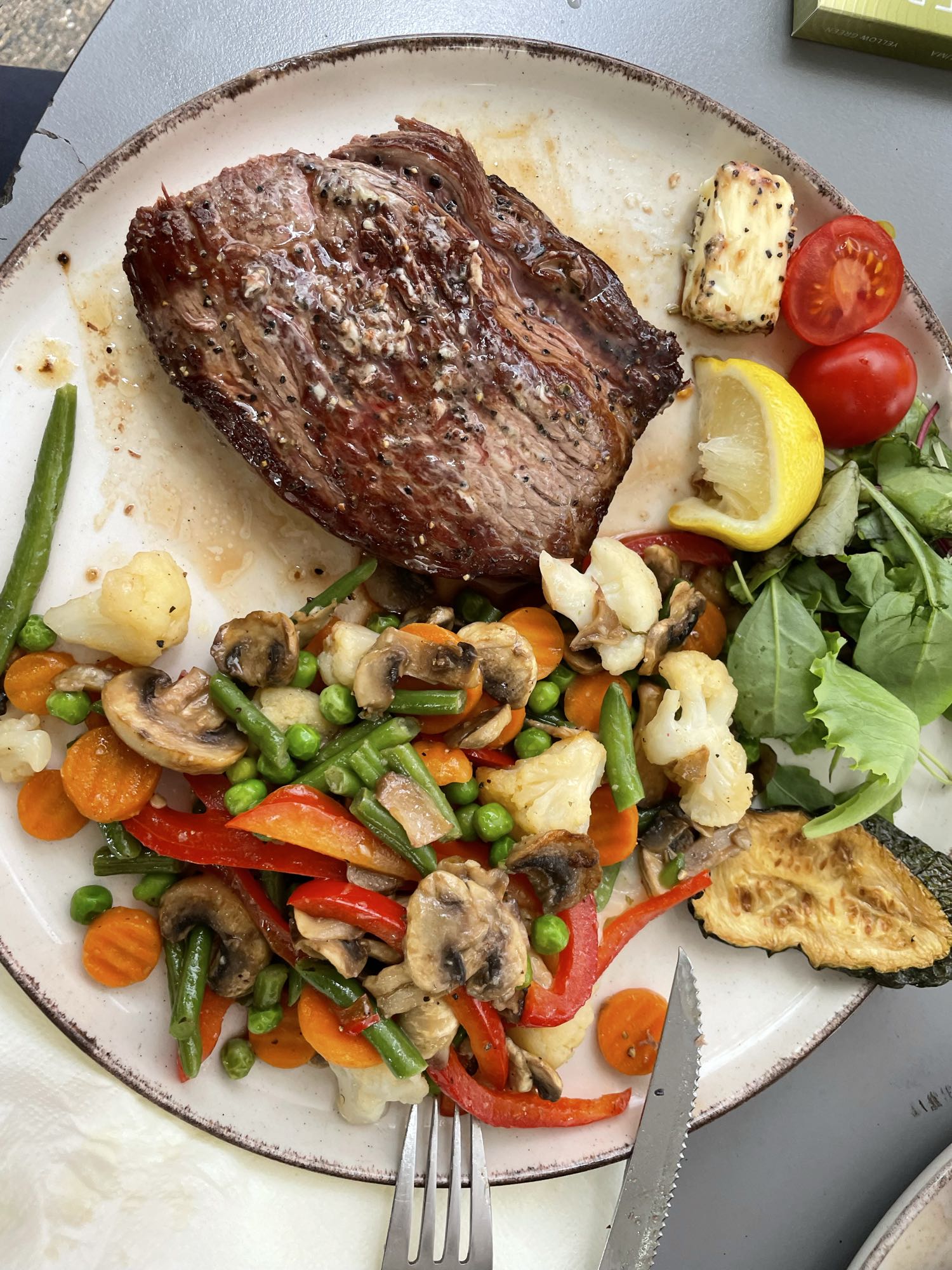 Gegrilltes Steak mit Gemüse