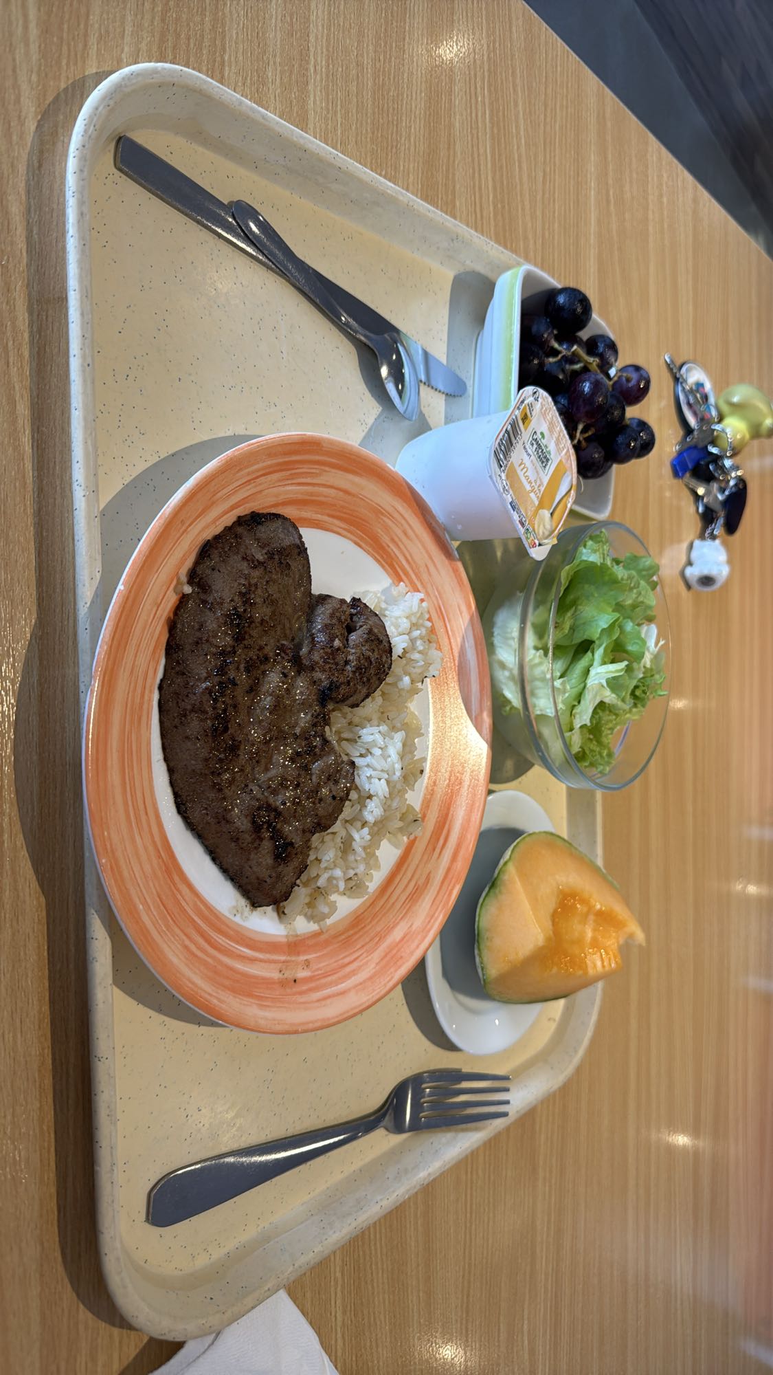 Steak, riz et salade