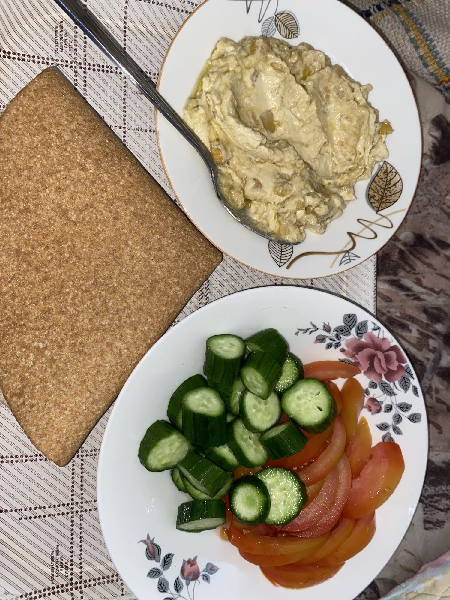 Hummus with veggies & bread