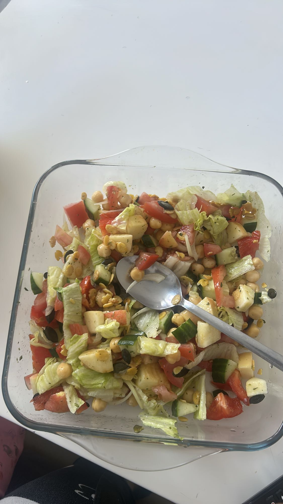 Gemischter Salat mit Kichererbsen