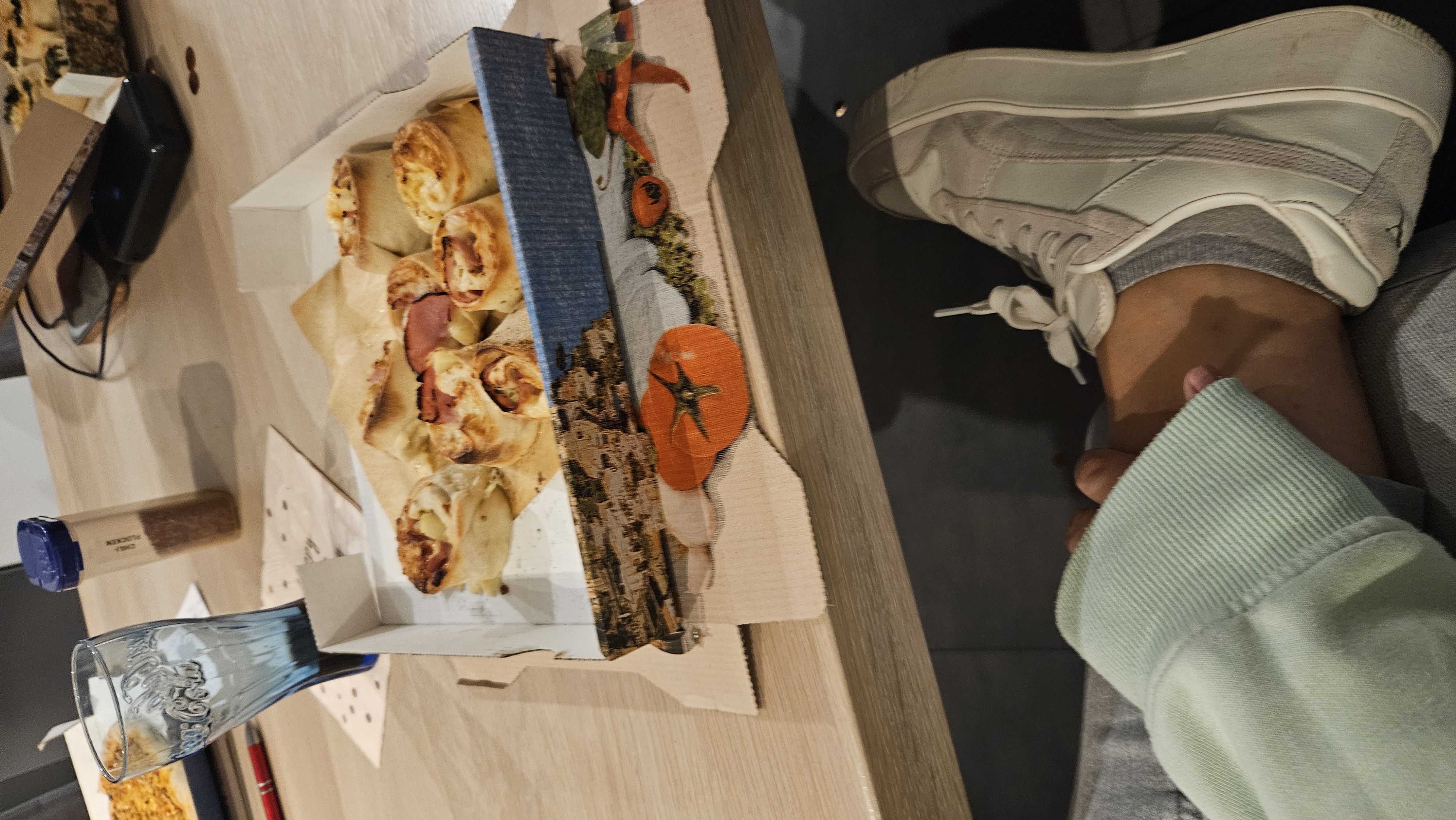 Pizza Brötchen mit Schinken, Ananas und Käse