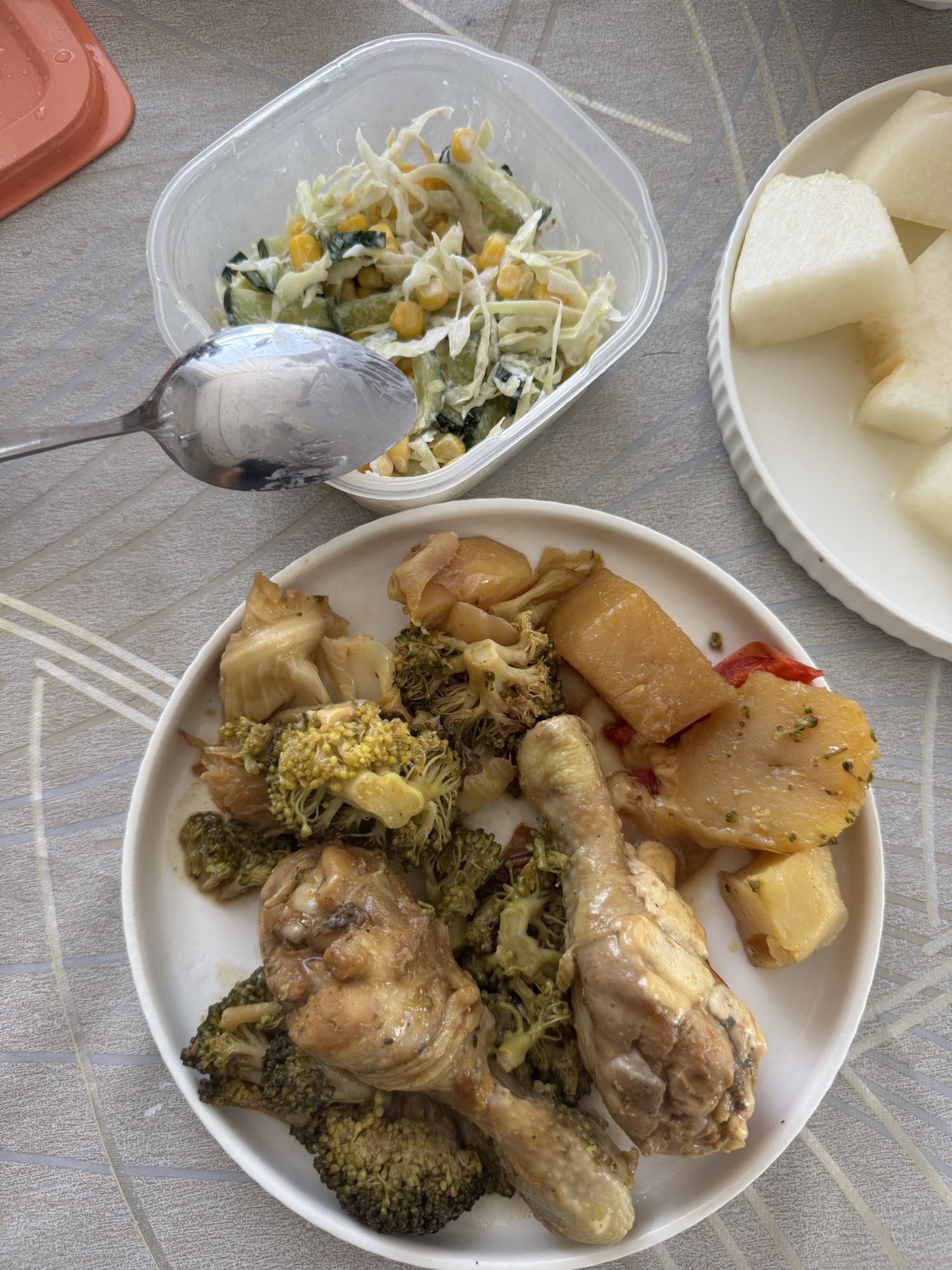 Курица с овощами и салат