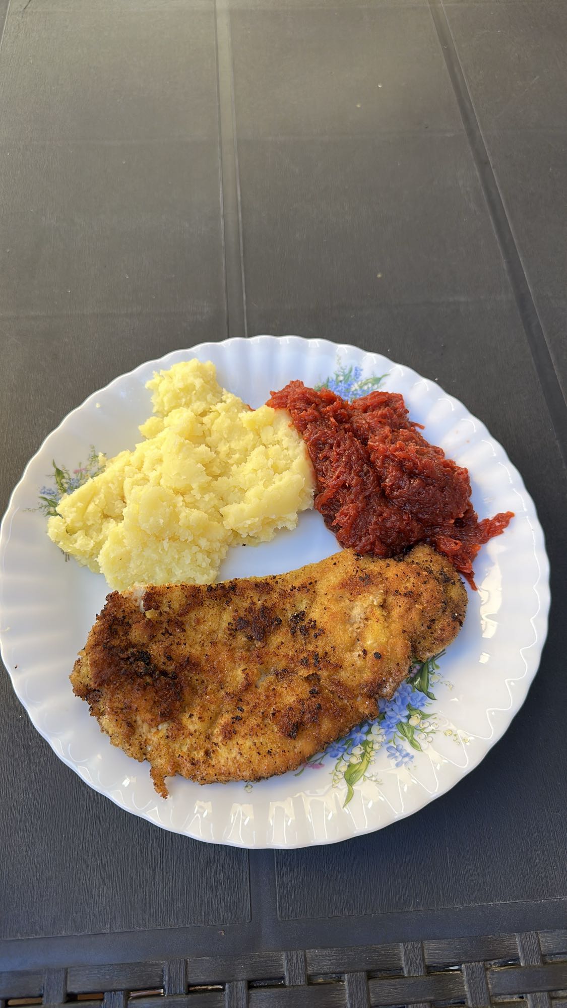 Kotlet z ziemniakami i burakami