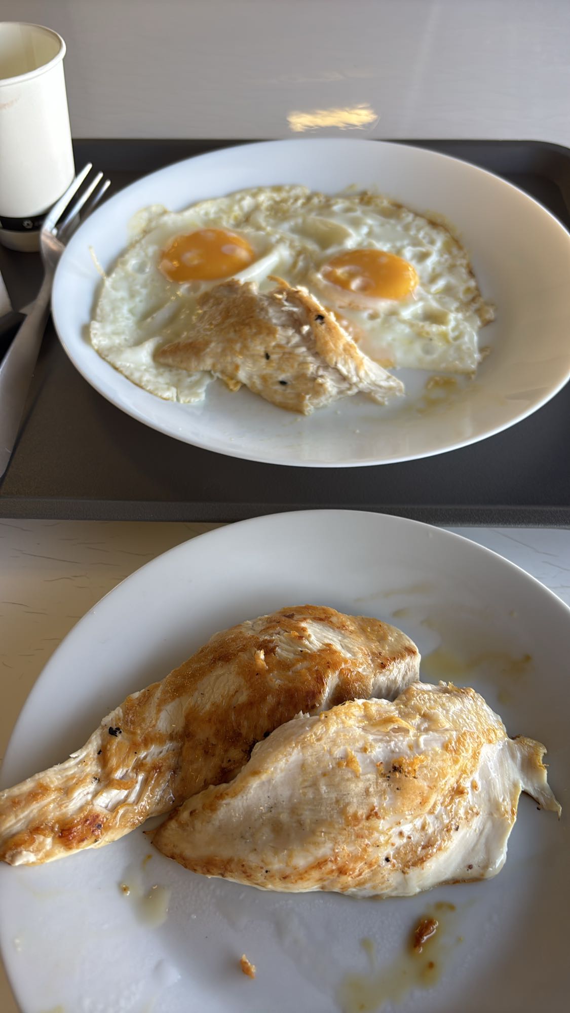 Poulet et œufs au plat