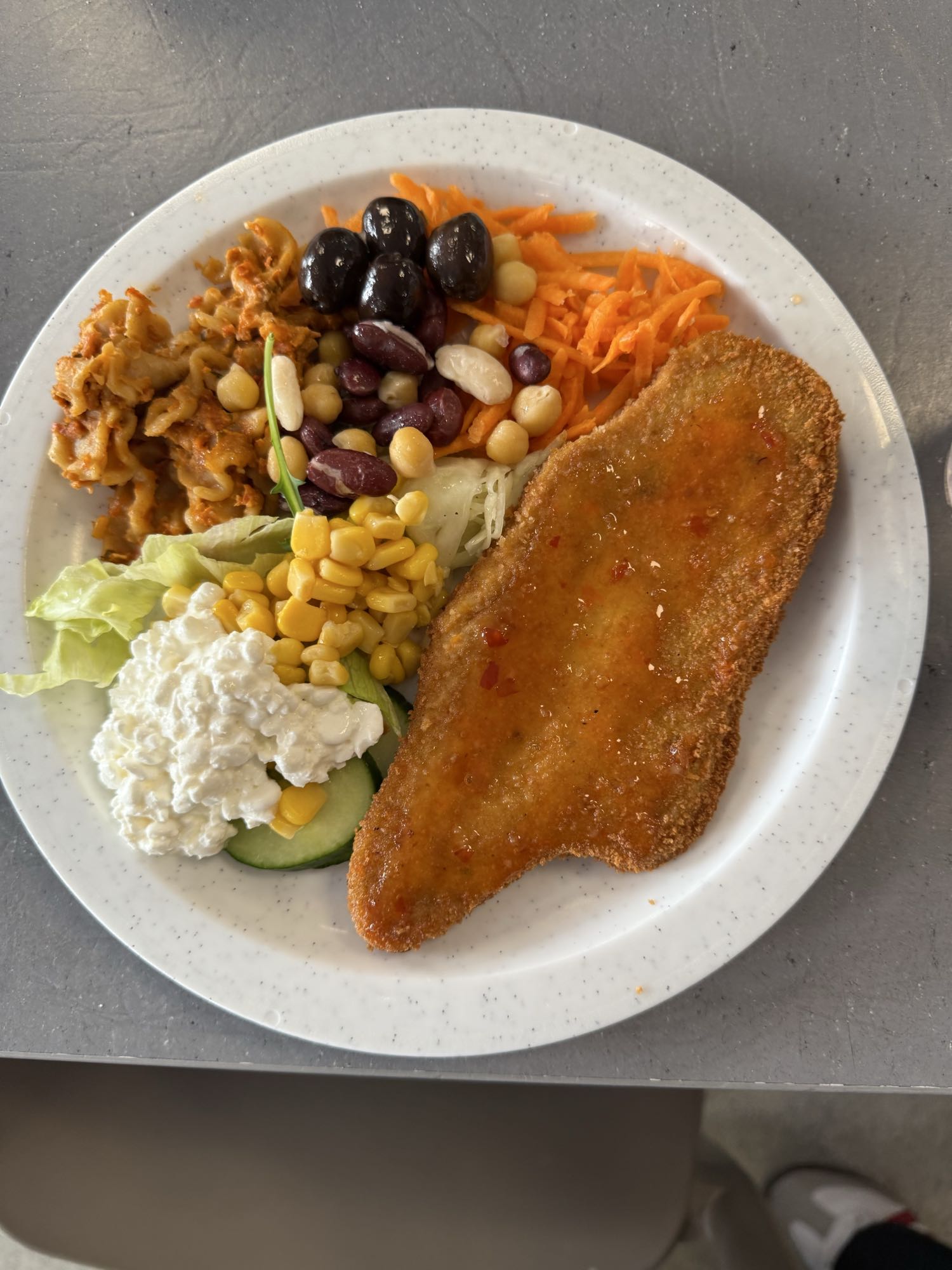 Panerad fisk med sallad