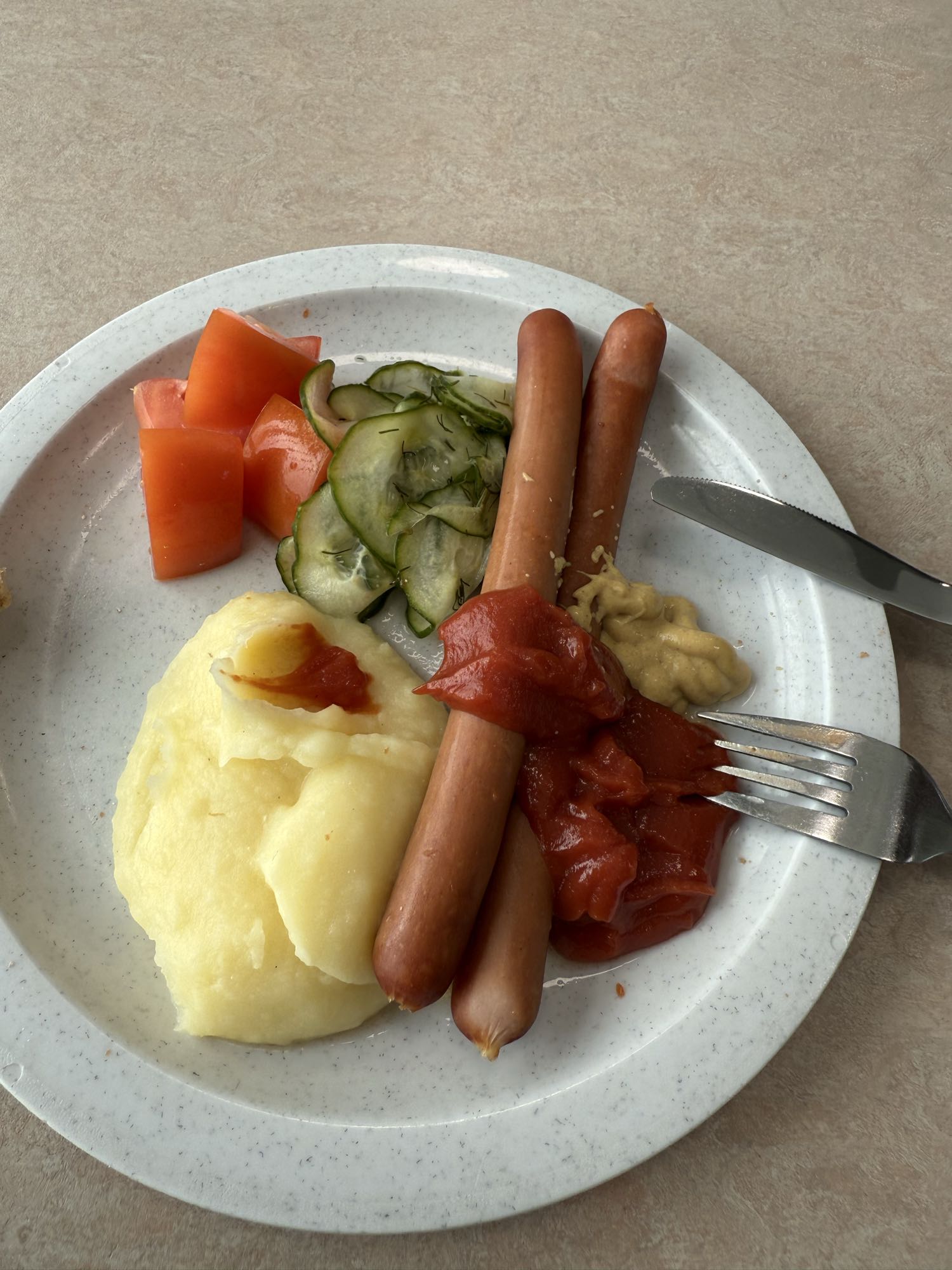 Korv med mos och sallad