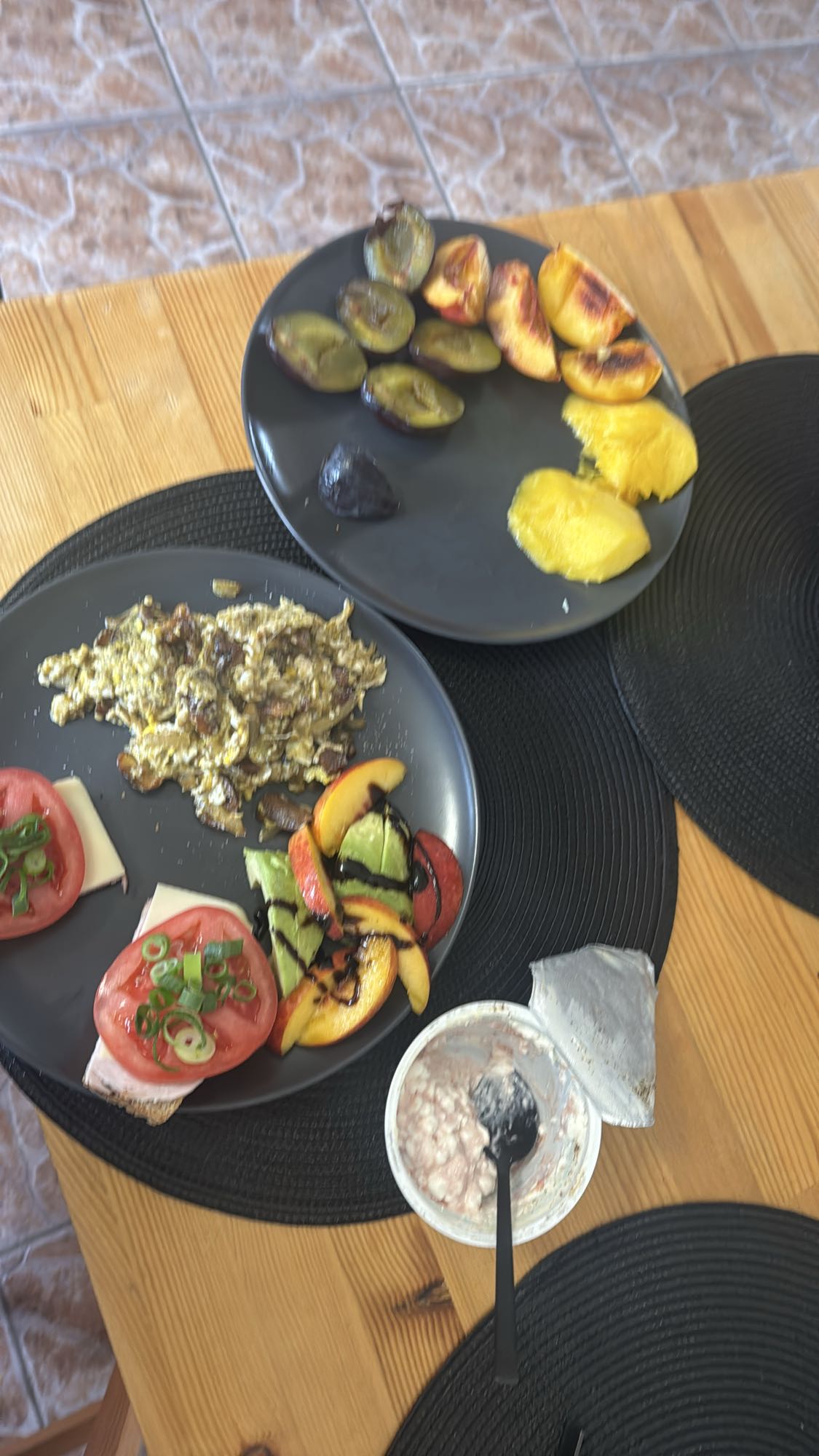 Letnie śniadanie z owocami