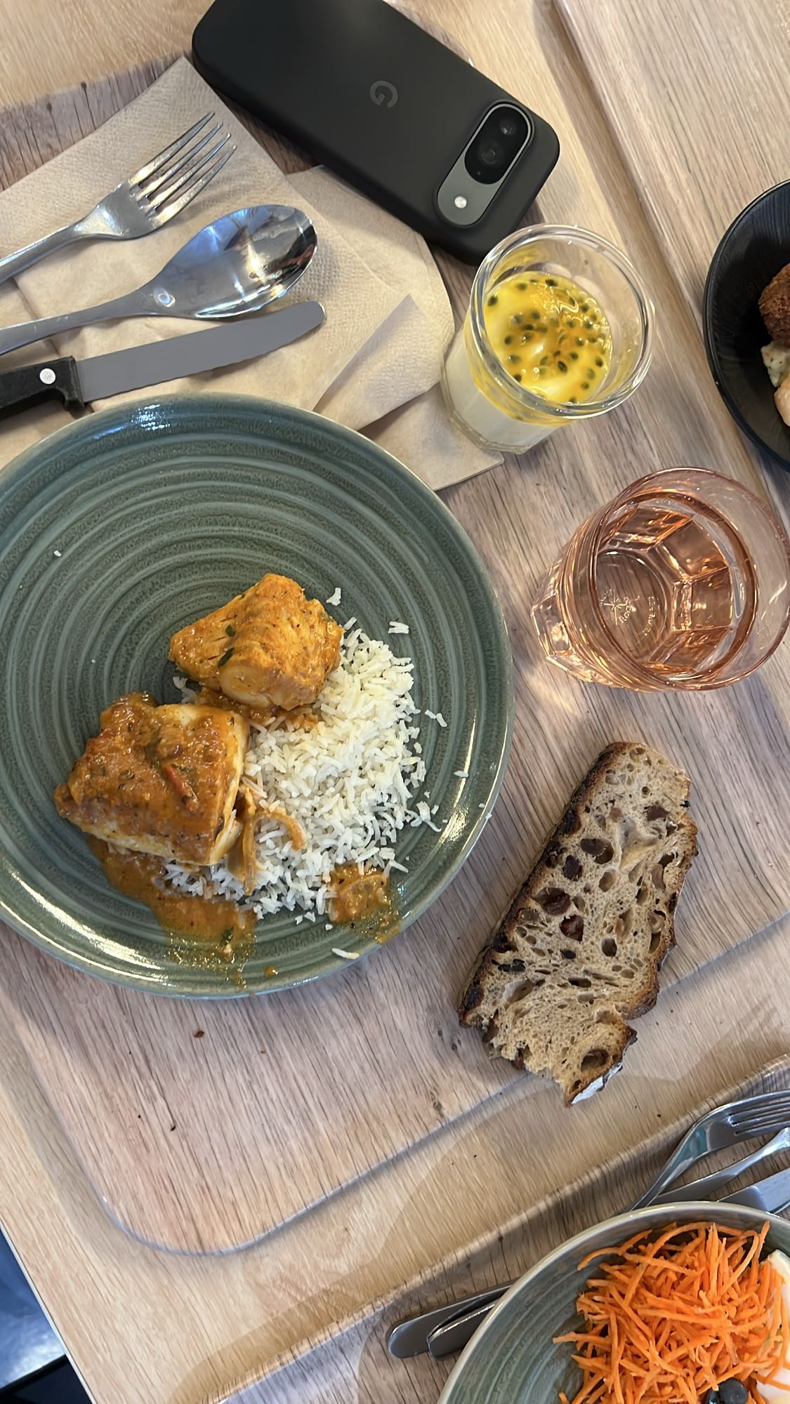 Poisson au curry, riz, pain