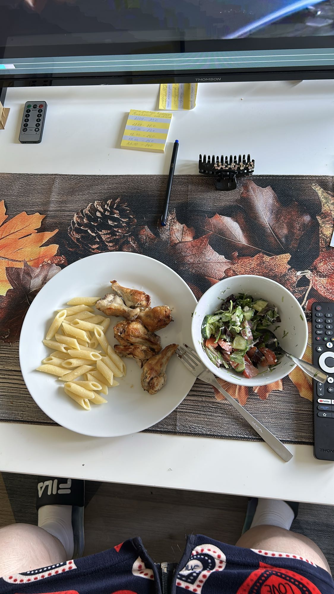 Курица с макаронами и салатом