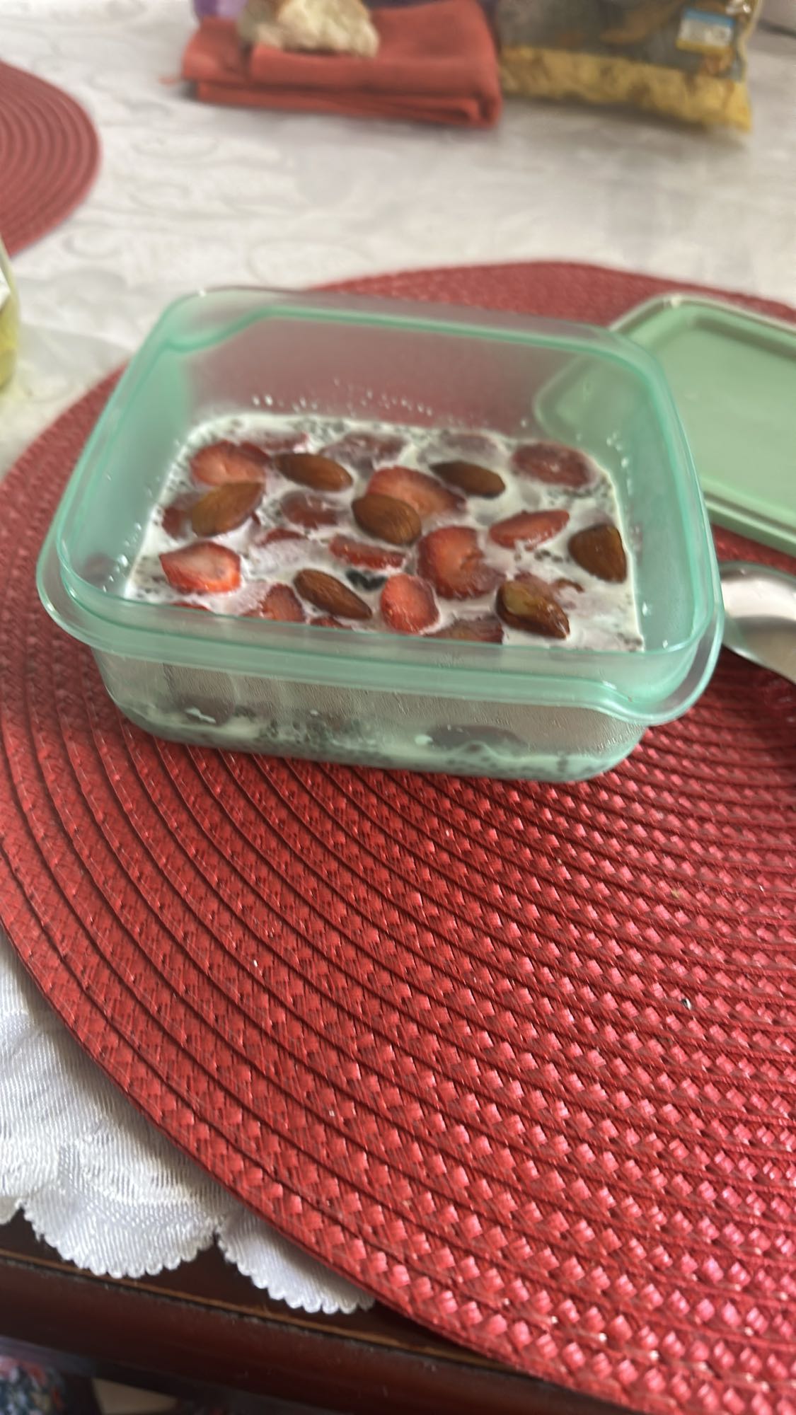 Budincă cu chia și fructe