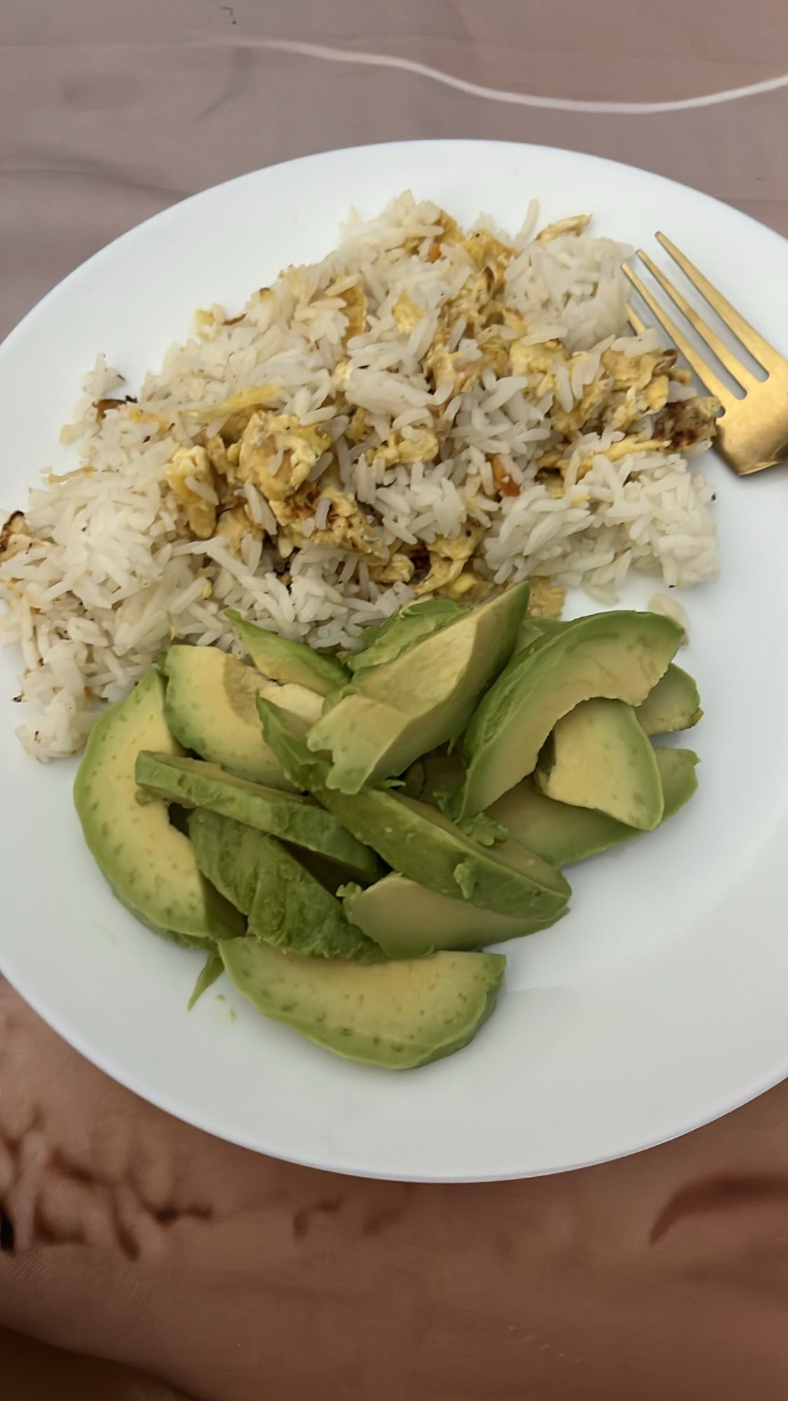 Riz, œuf brouillé, avocat