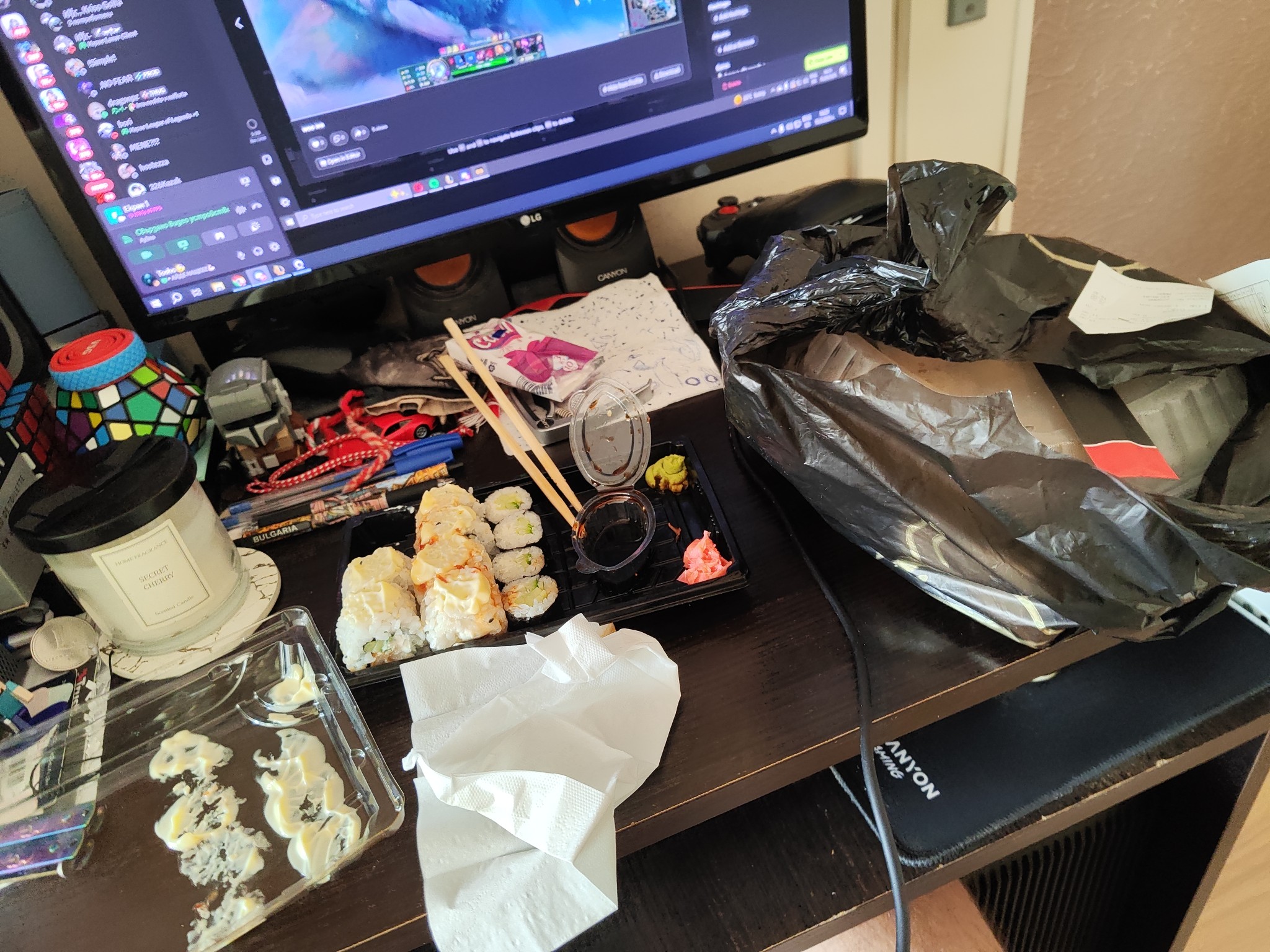 Sushi rolls with sauce