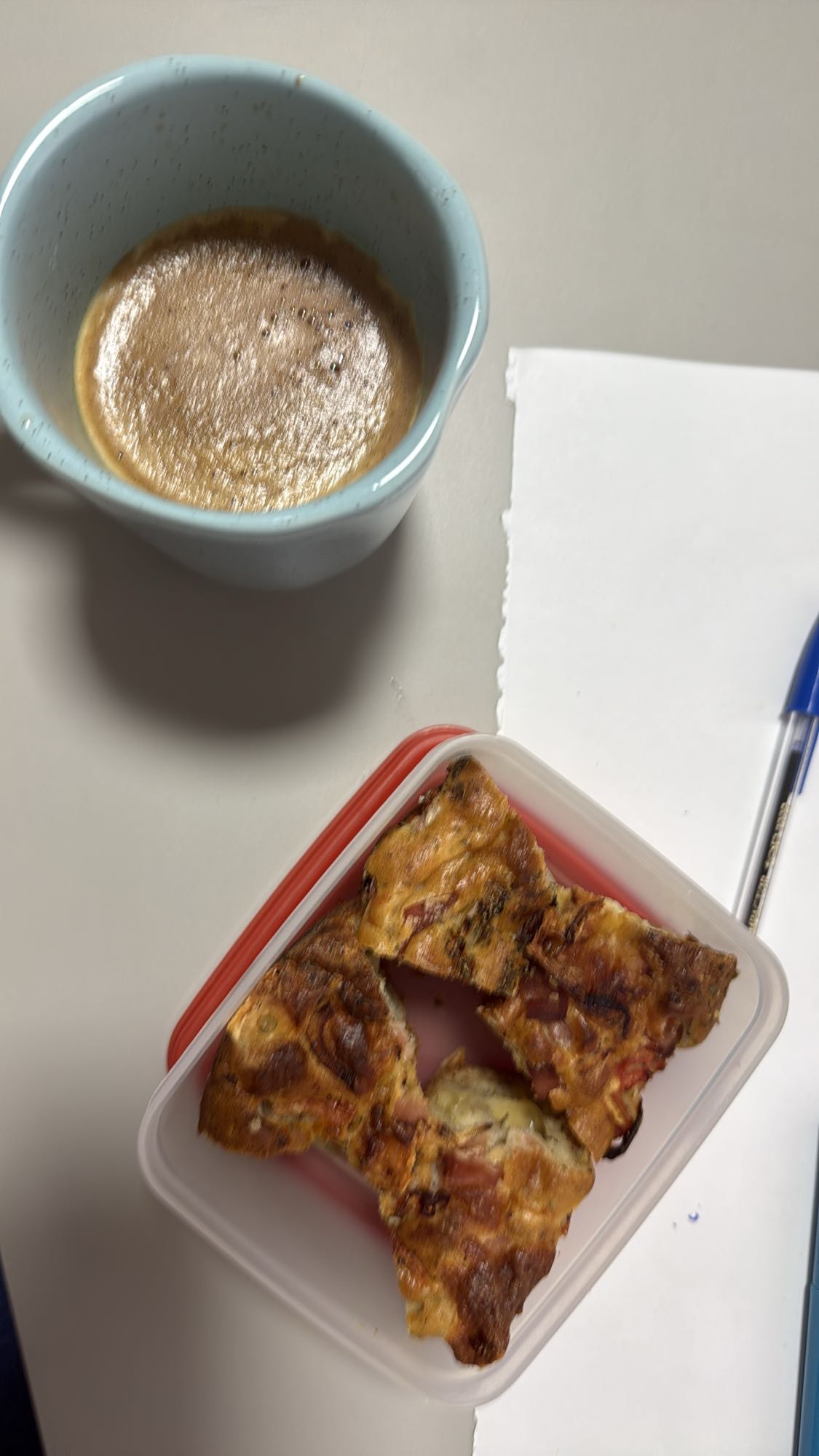 Café e torta salgada