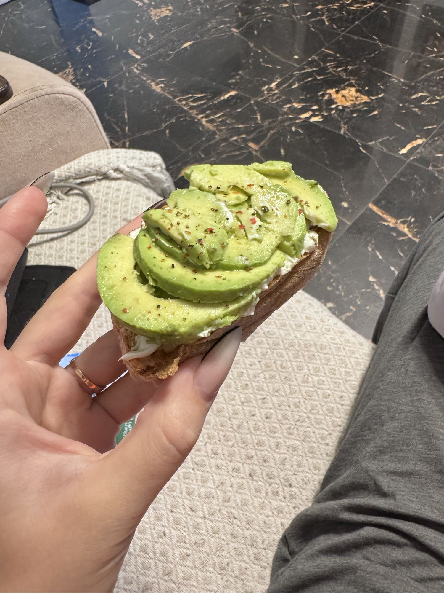 авокадо тост