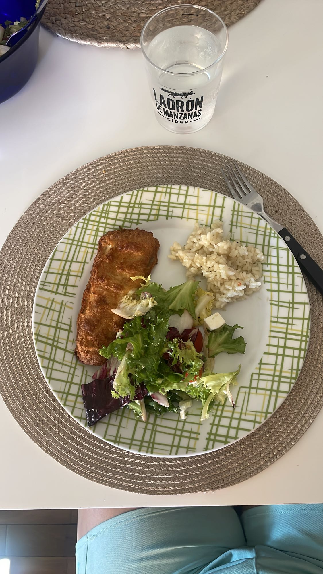 Salmón, arroz y ensalada