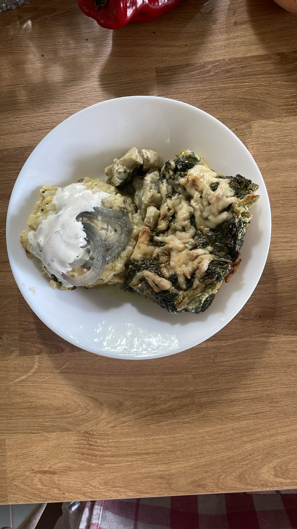 Ryba pieczona z sosem szpinakowym i placuszkiem warzywnym