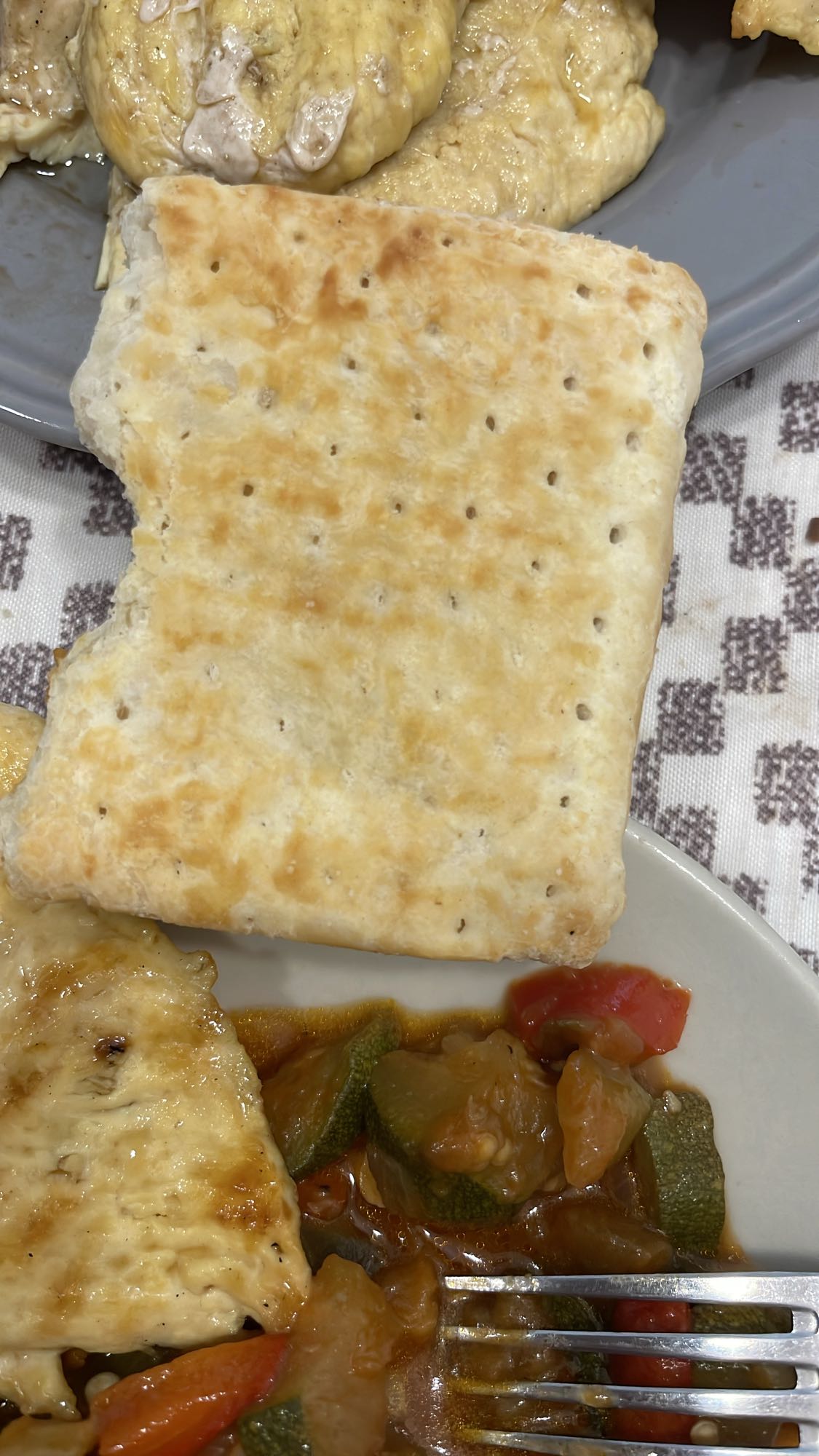 Piept pui cu legume și pâine