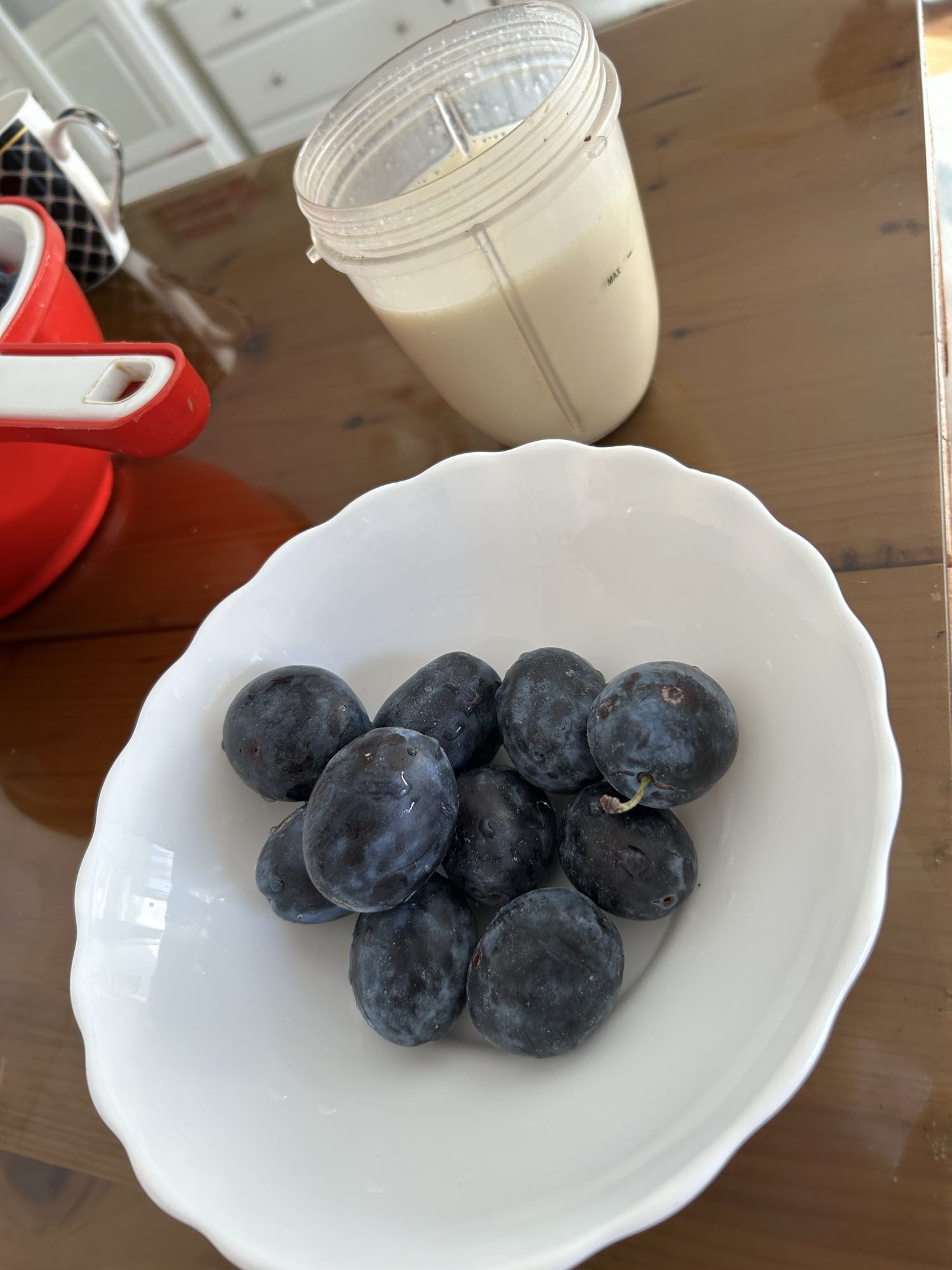 Shake proteic cu pudră 100% whey și prune