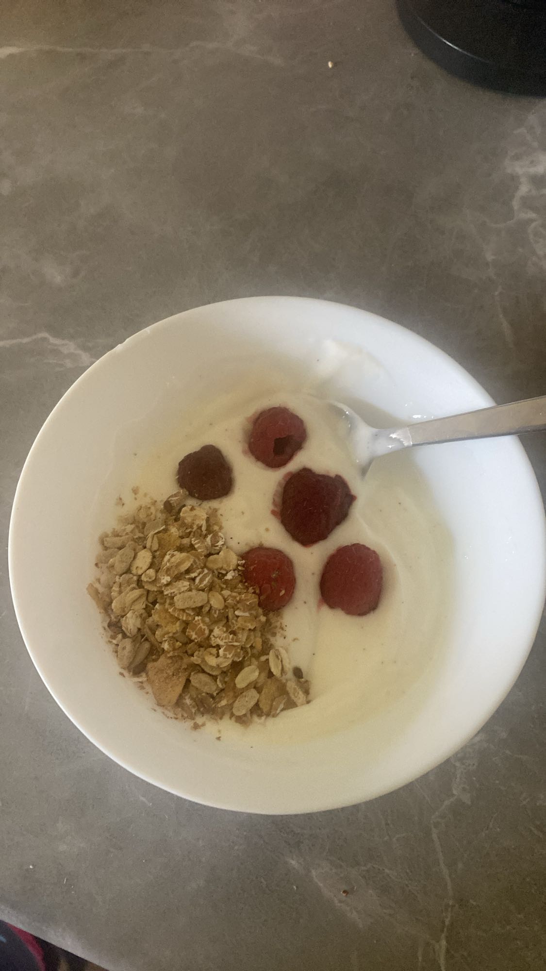 Vaniljkvarg med müsli & hallon