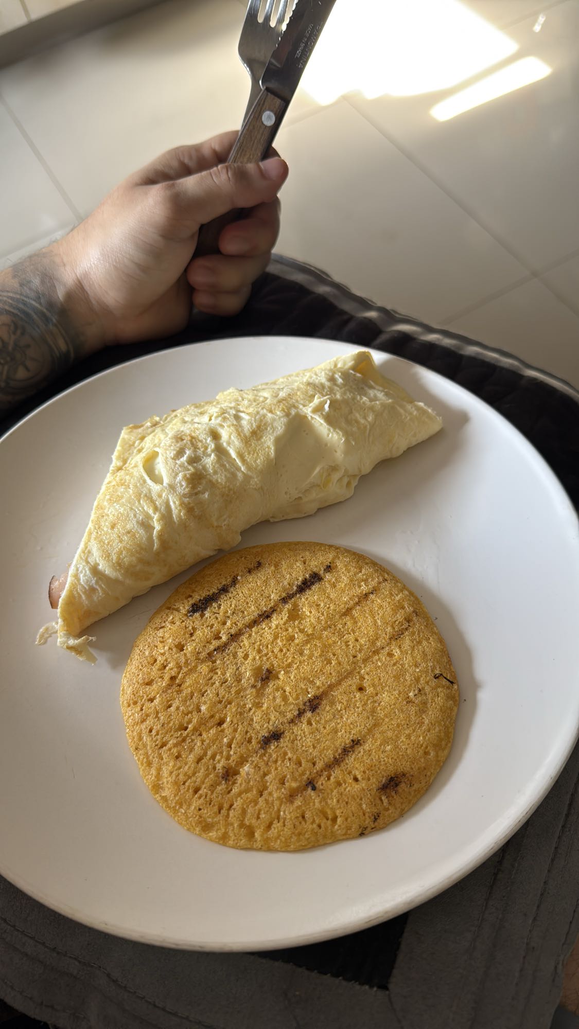 Omelette y arepa