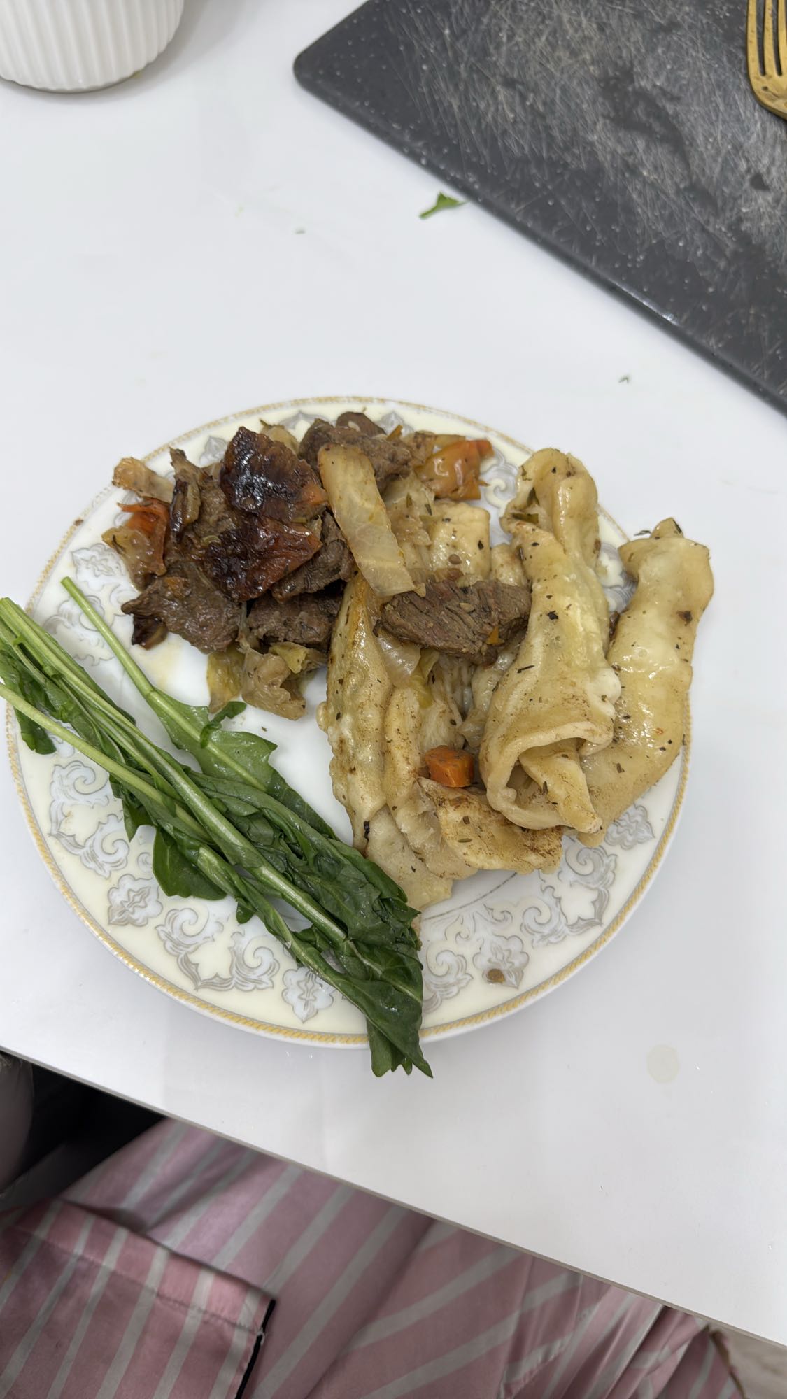 тесто с говядиной и зеленью