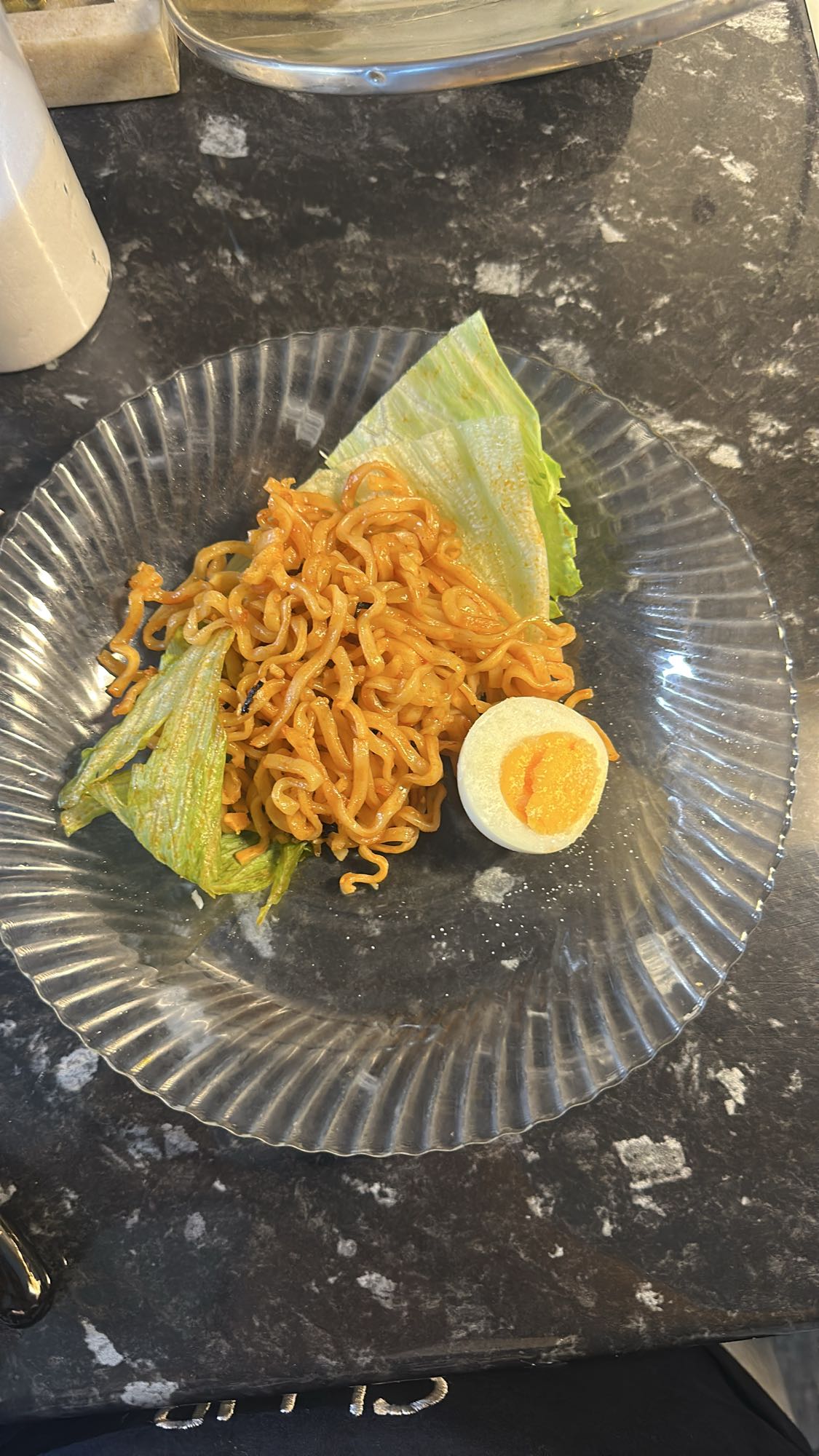 Nudlar med sallad och ägg