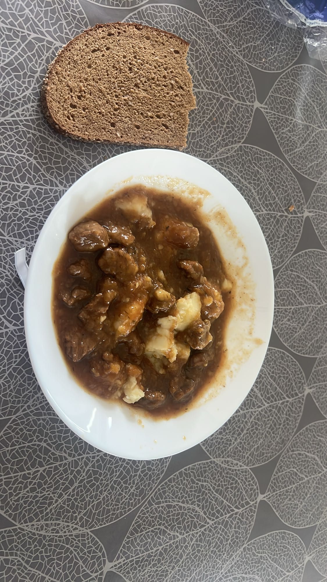 Köttgryta med potatismos och bröd