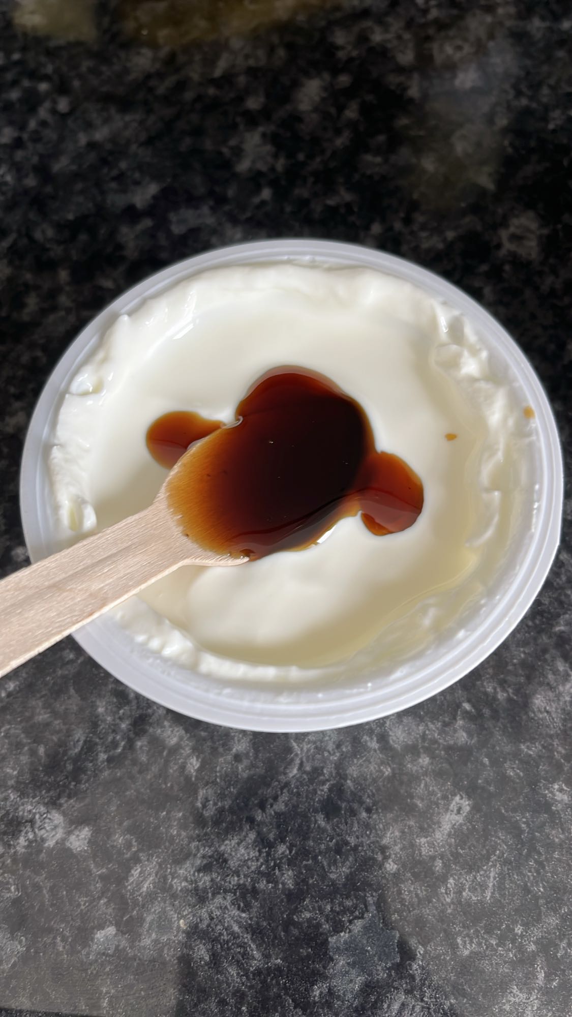 Yaourt grecque nature avec un peu de miel