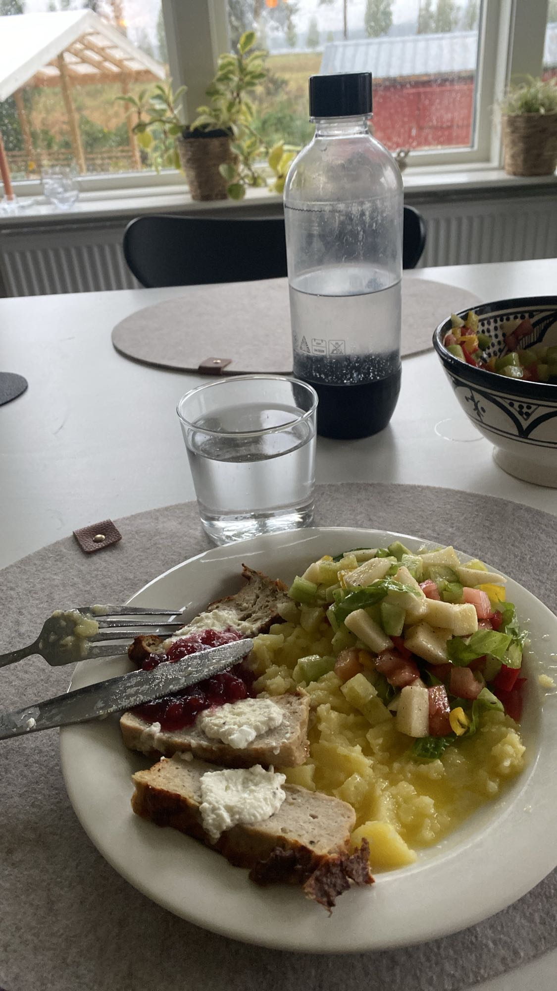 Kycklingfärslimpa med potatis och kesosås