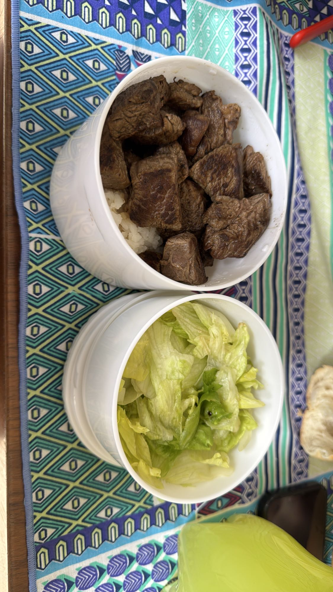 Carne con arroz y lechuga