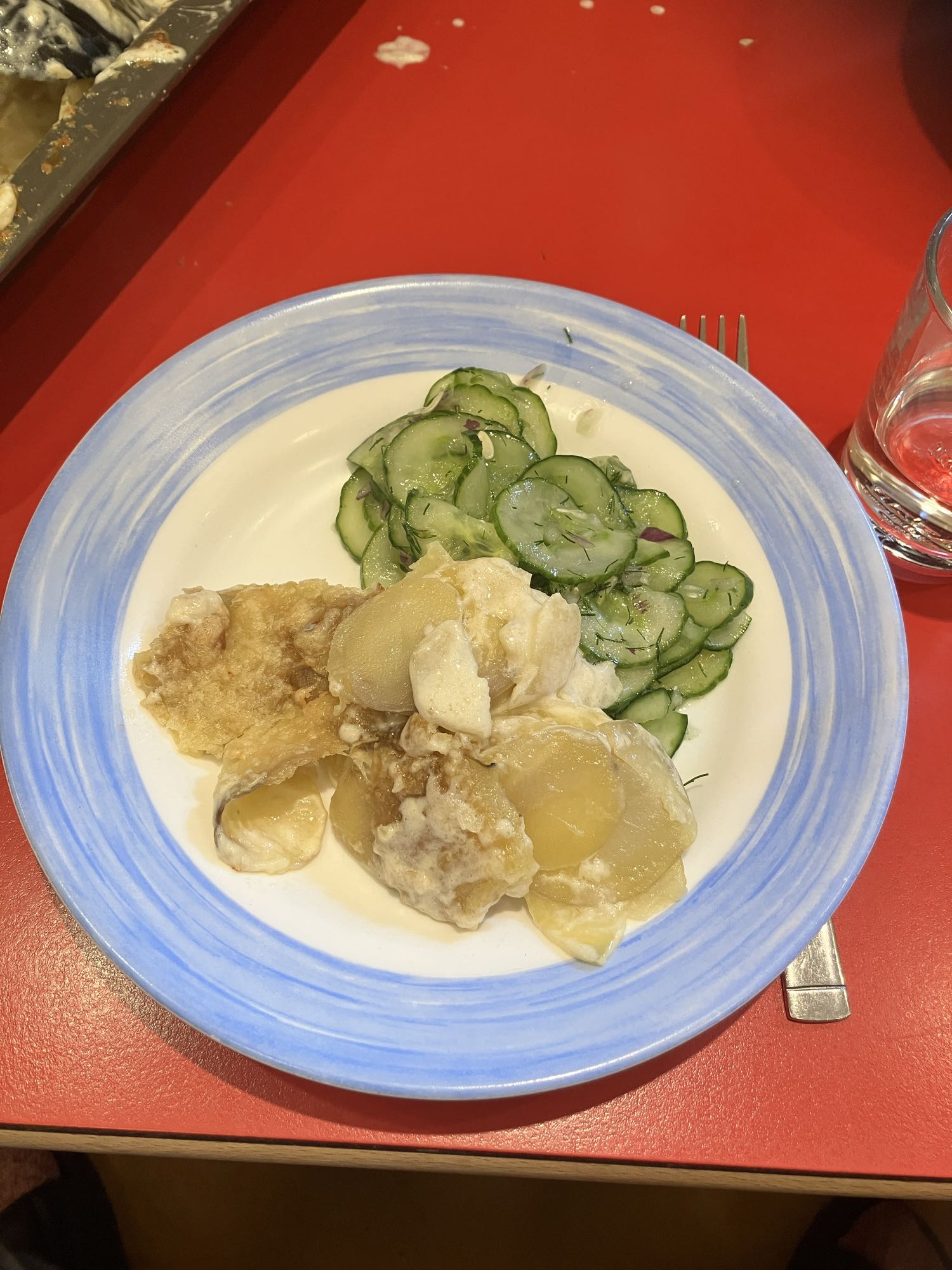 Batata gratinada e salada