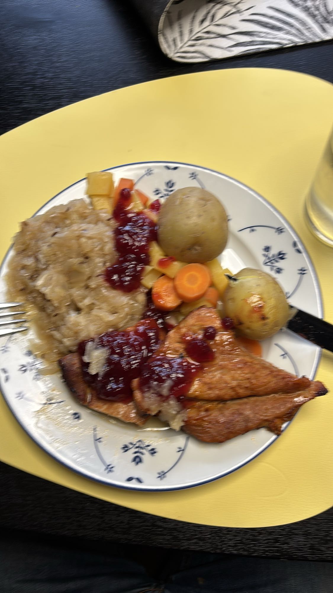 Tradisjonell norsk middag med grovbrød og egg