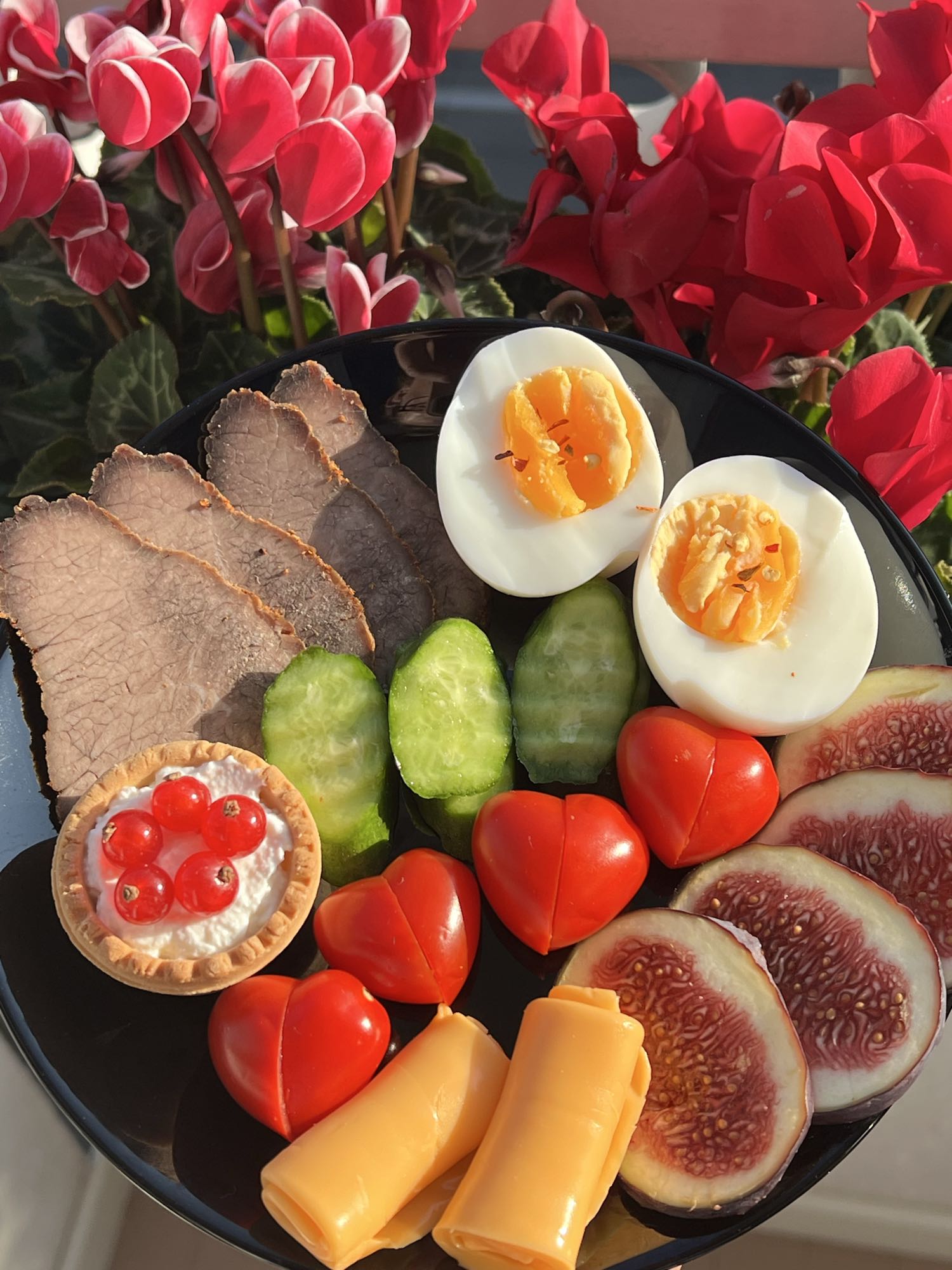 Тарелка с мясом и фруктами