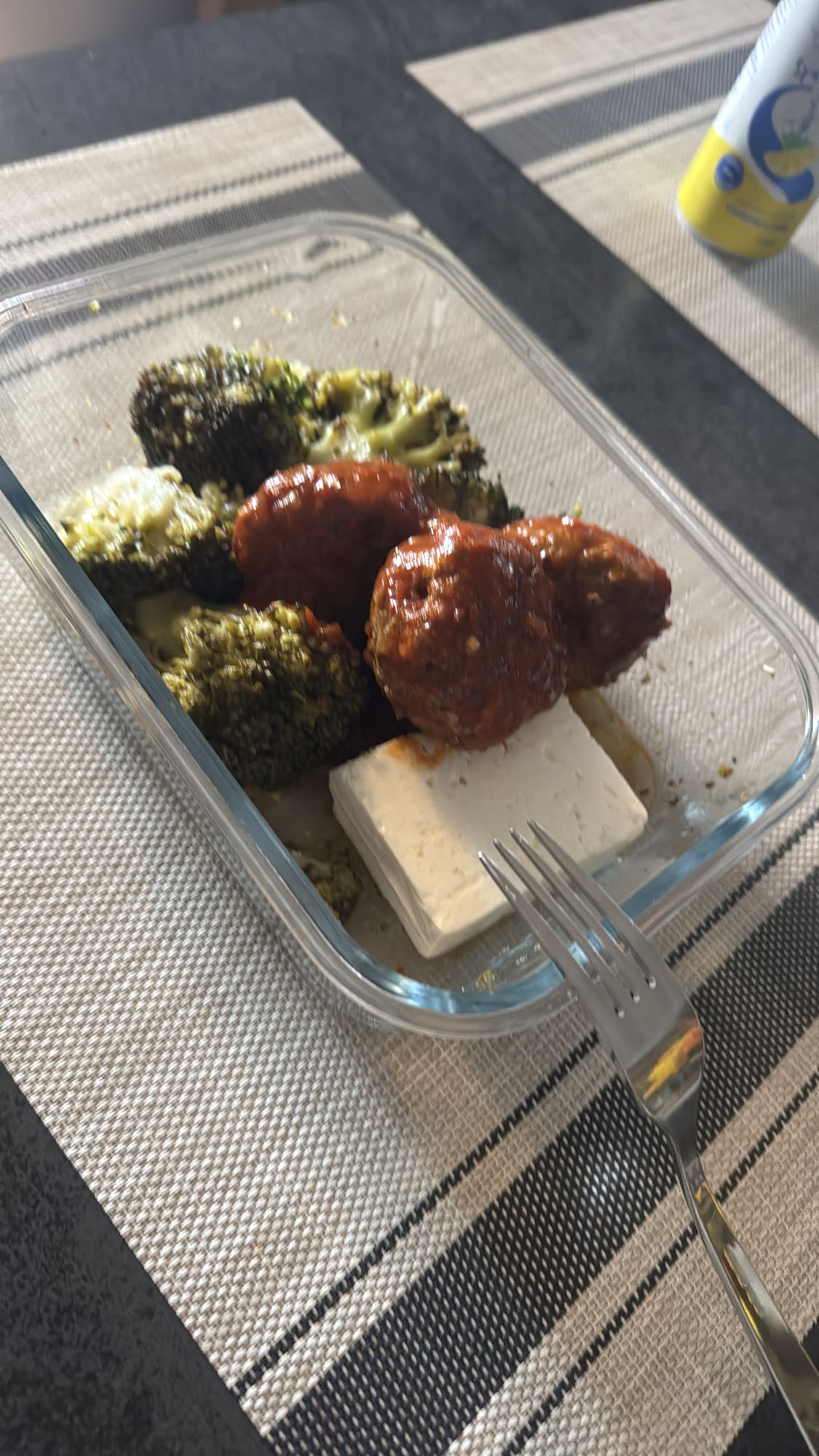 Köfte mit Brokkoli & Feta