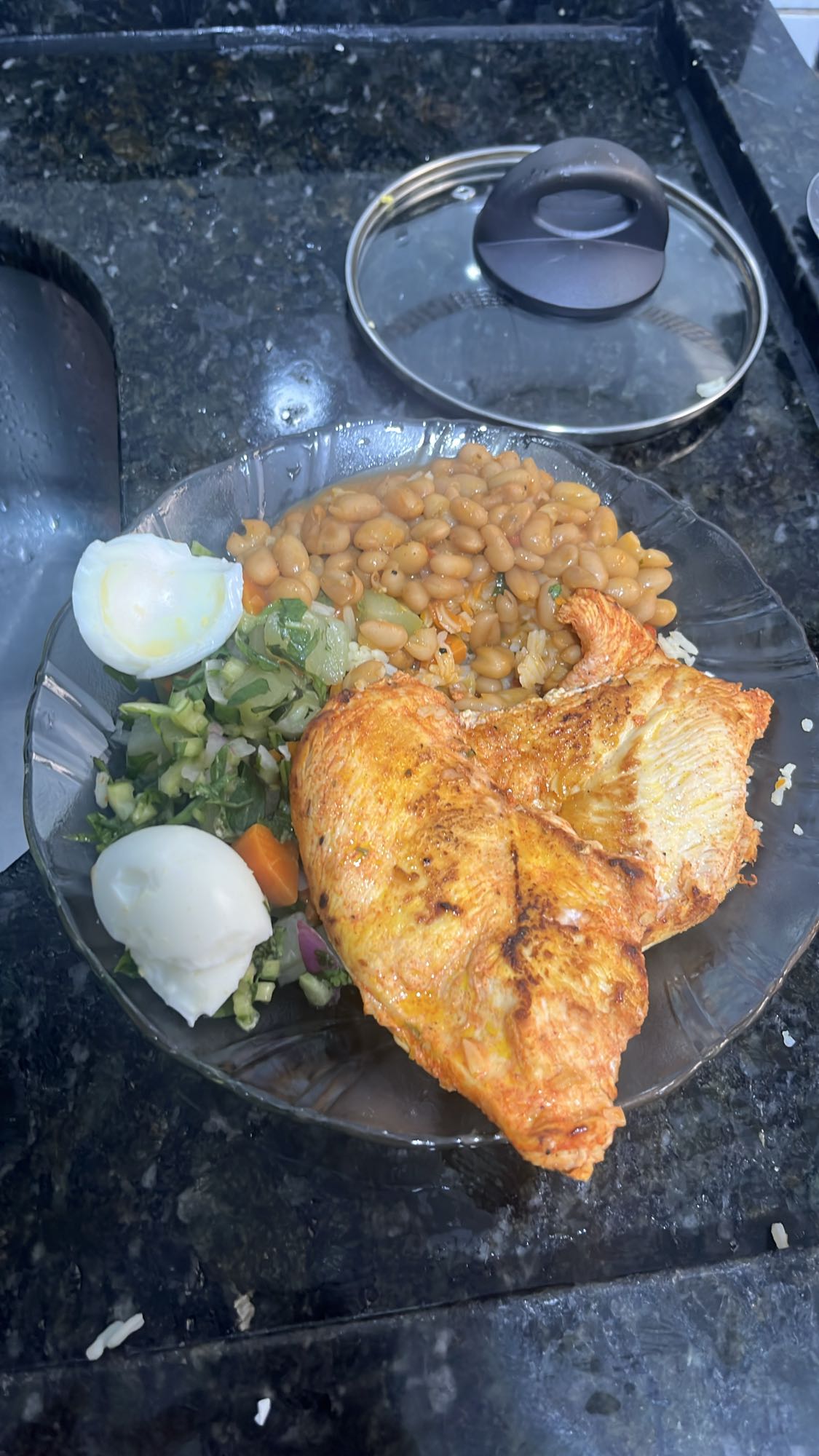 Frango com feijão e ovos