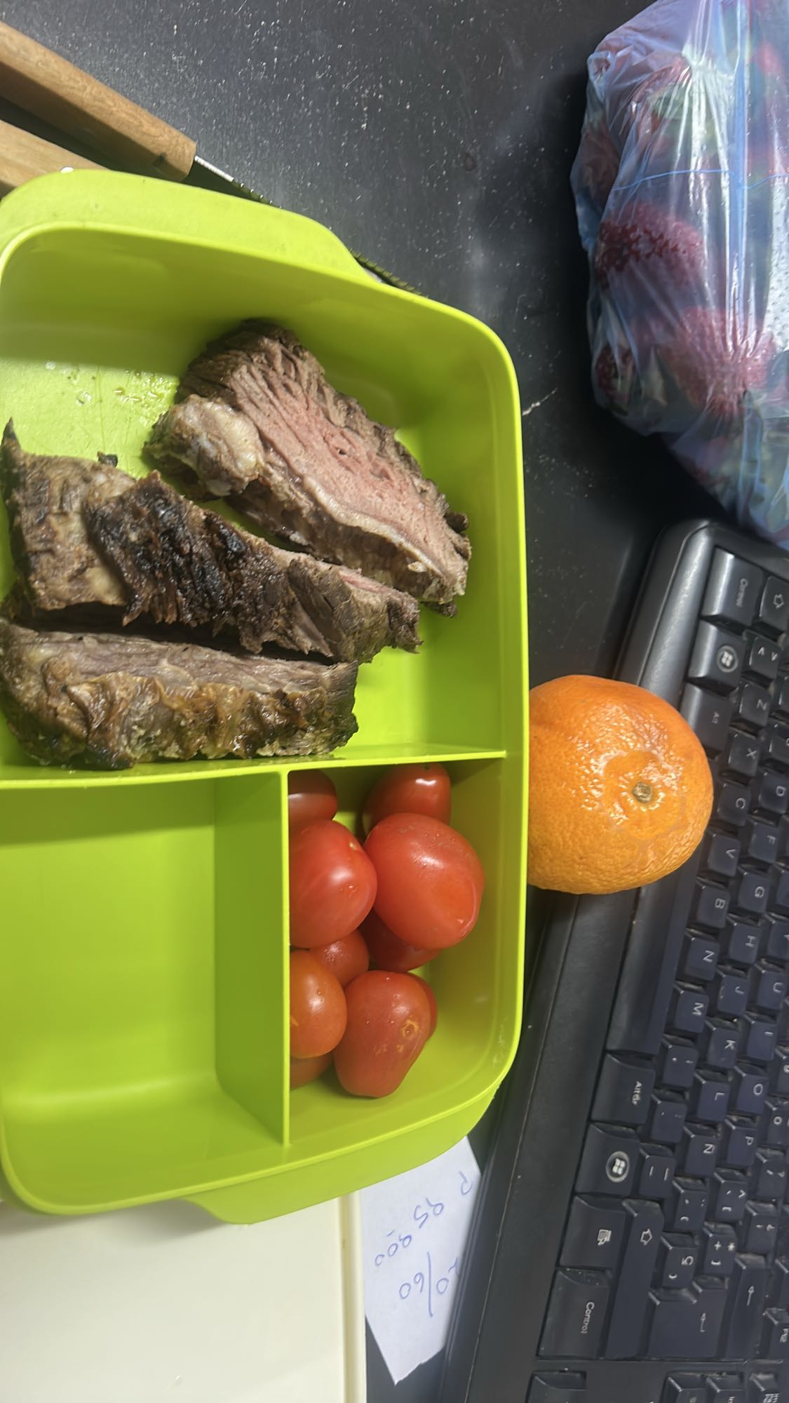 carne con tomate y mandarina