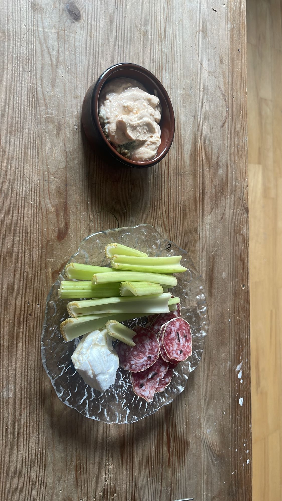 Selleri med dipp och salami