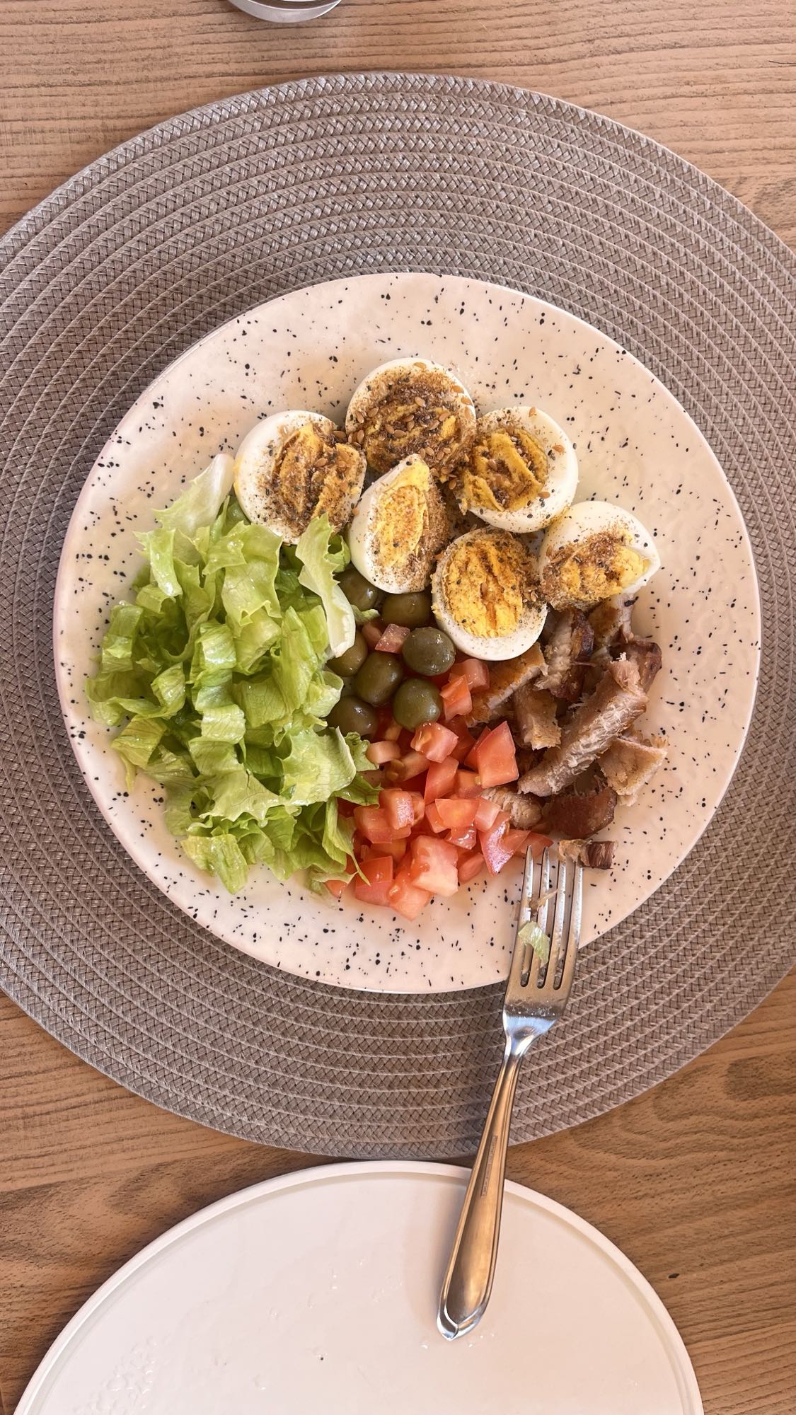 Prato de ovos e salada