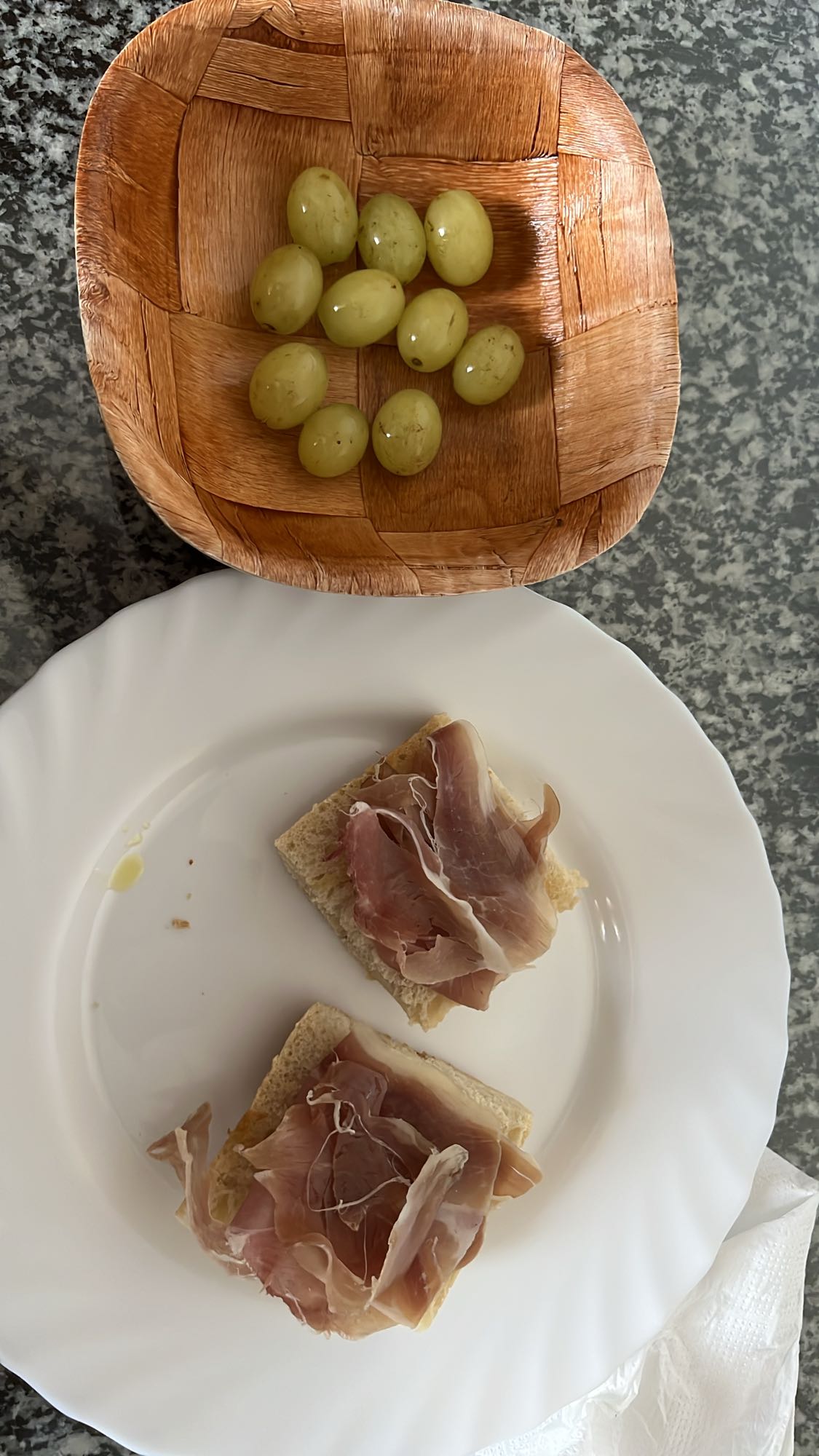 Tostadas con jamón y uvas