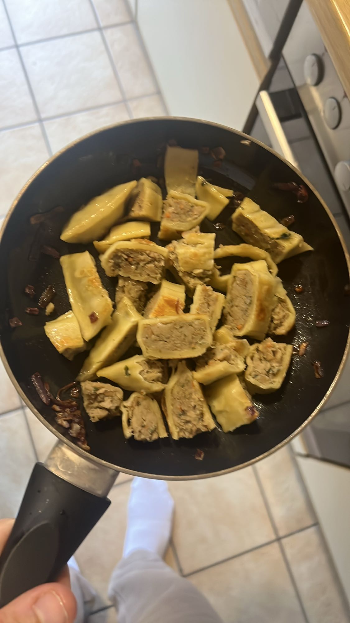 Gefüllte Teigrollen Pfanne