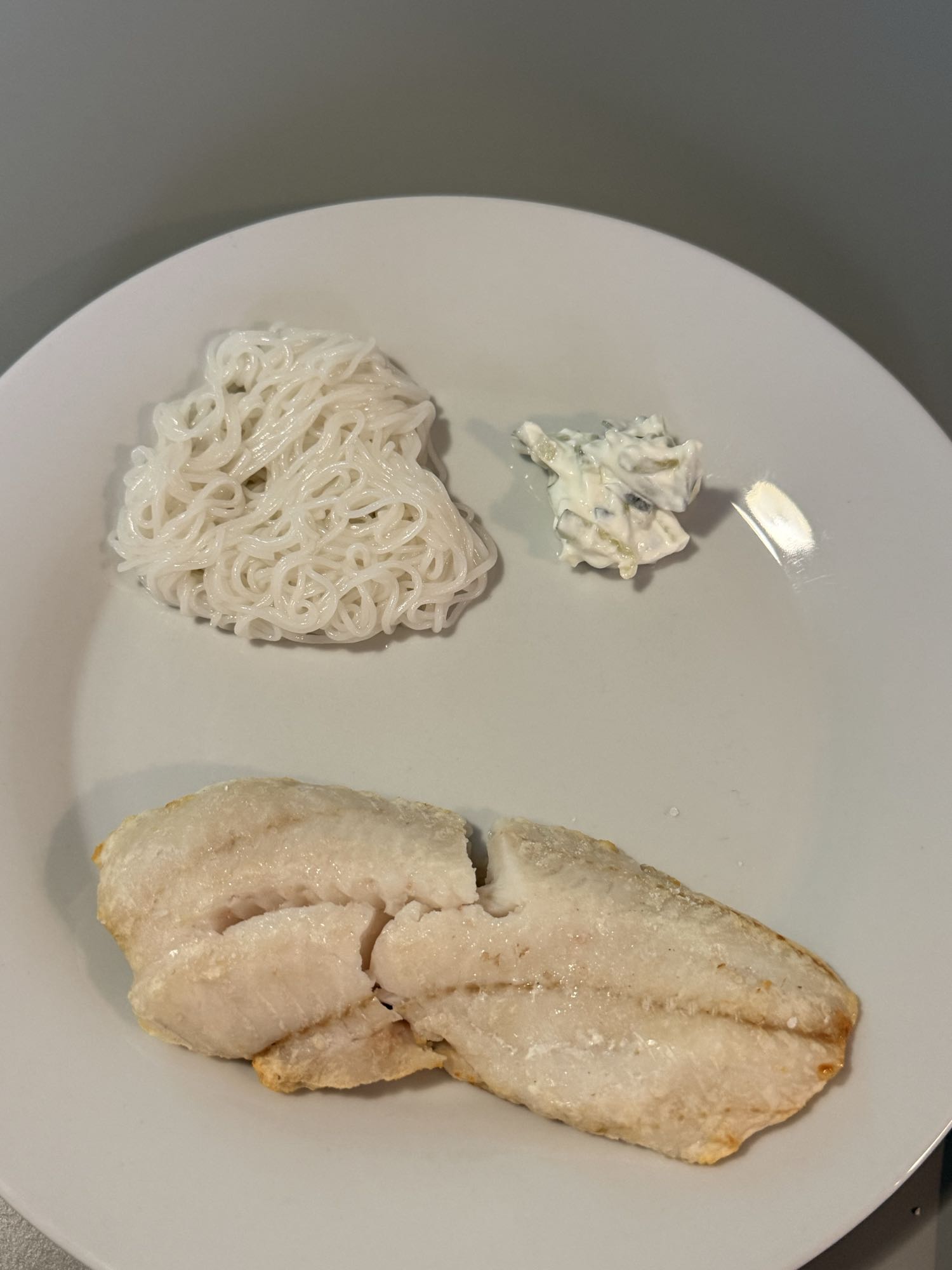 File de pește cu tăiței și sos