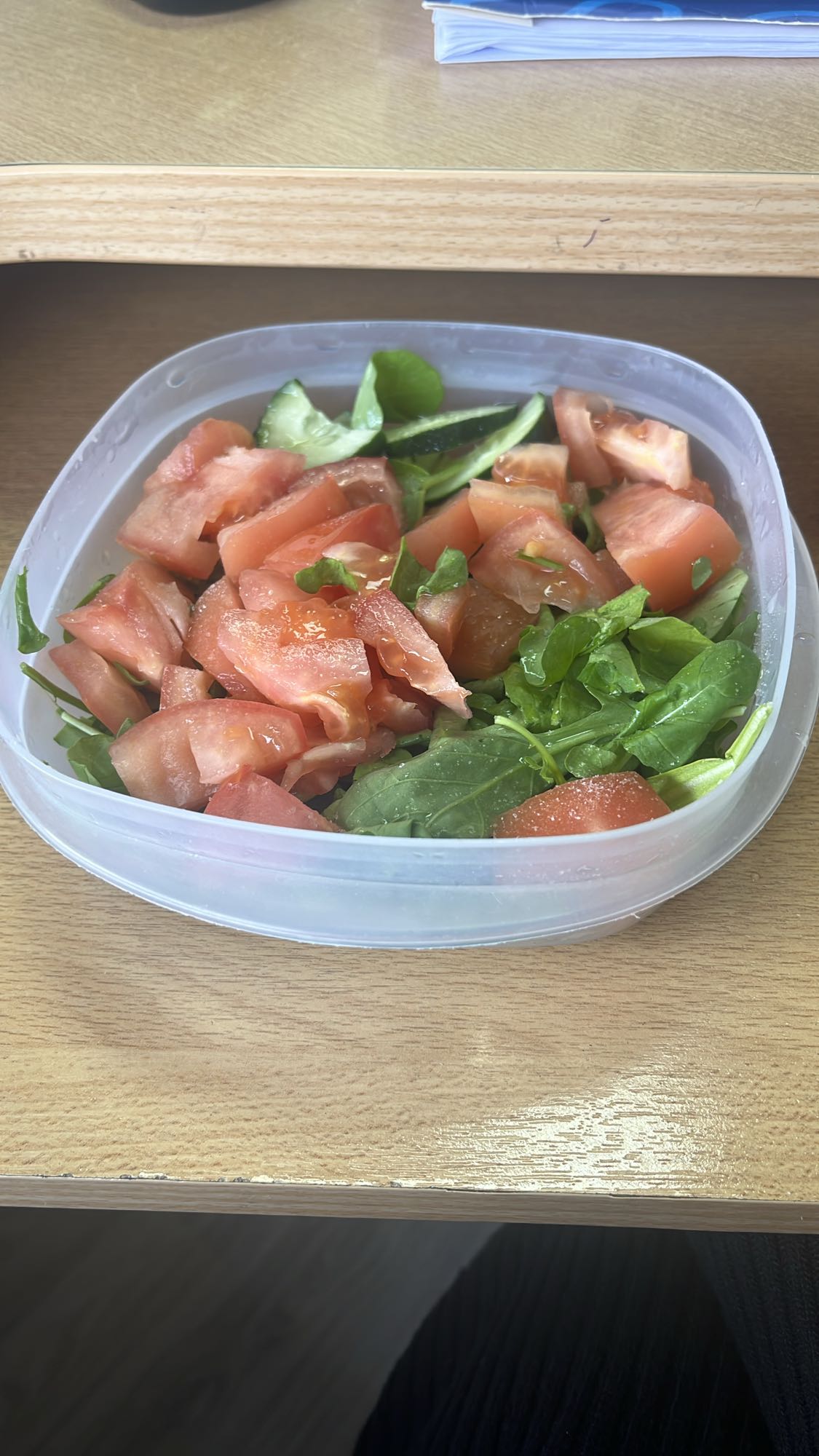 ensalada de tomate y rúcula