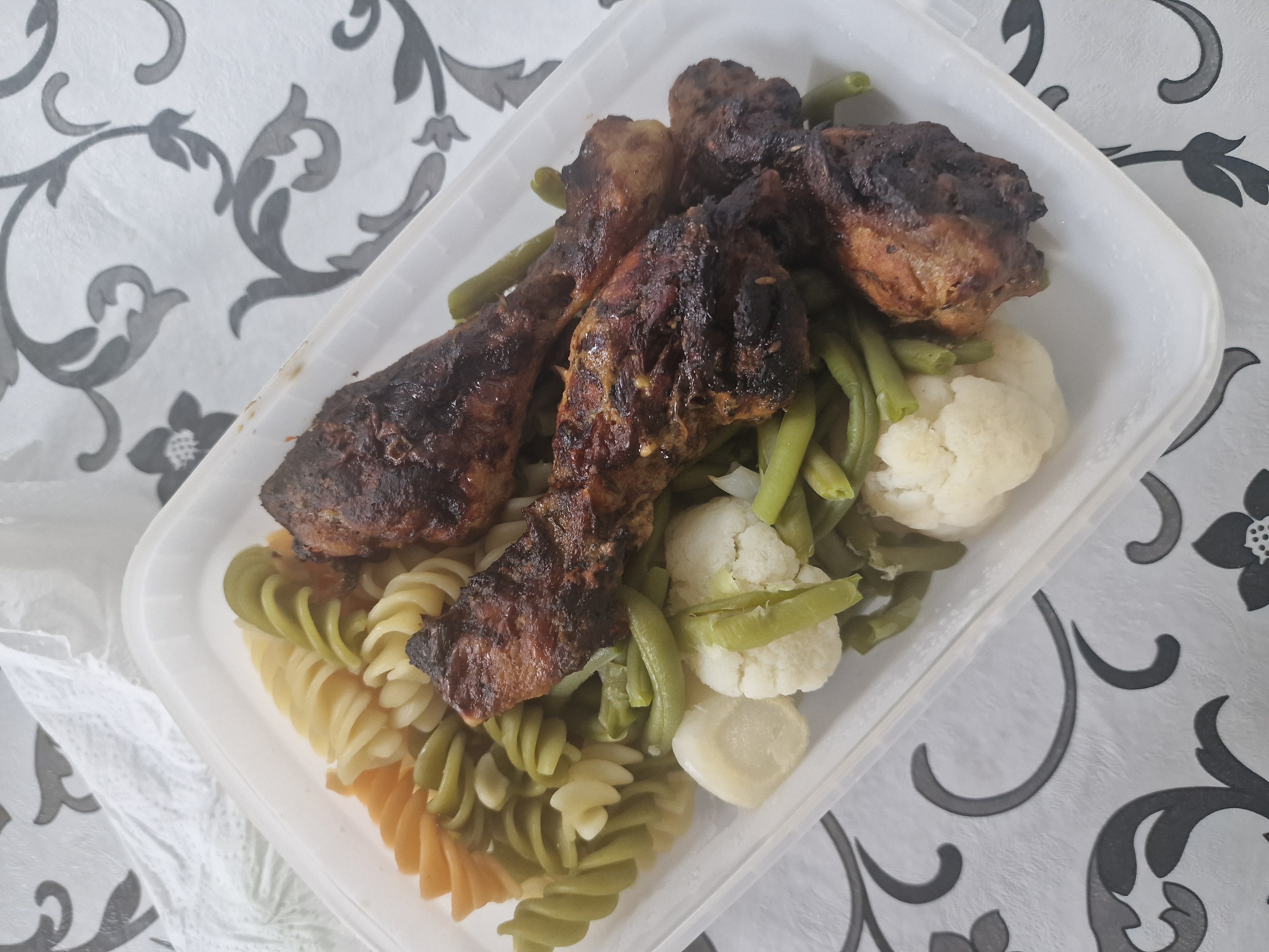 Poulet grillé, pâtes, légumes