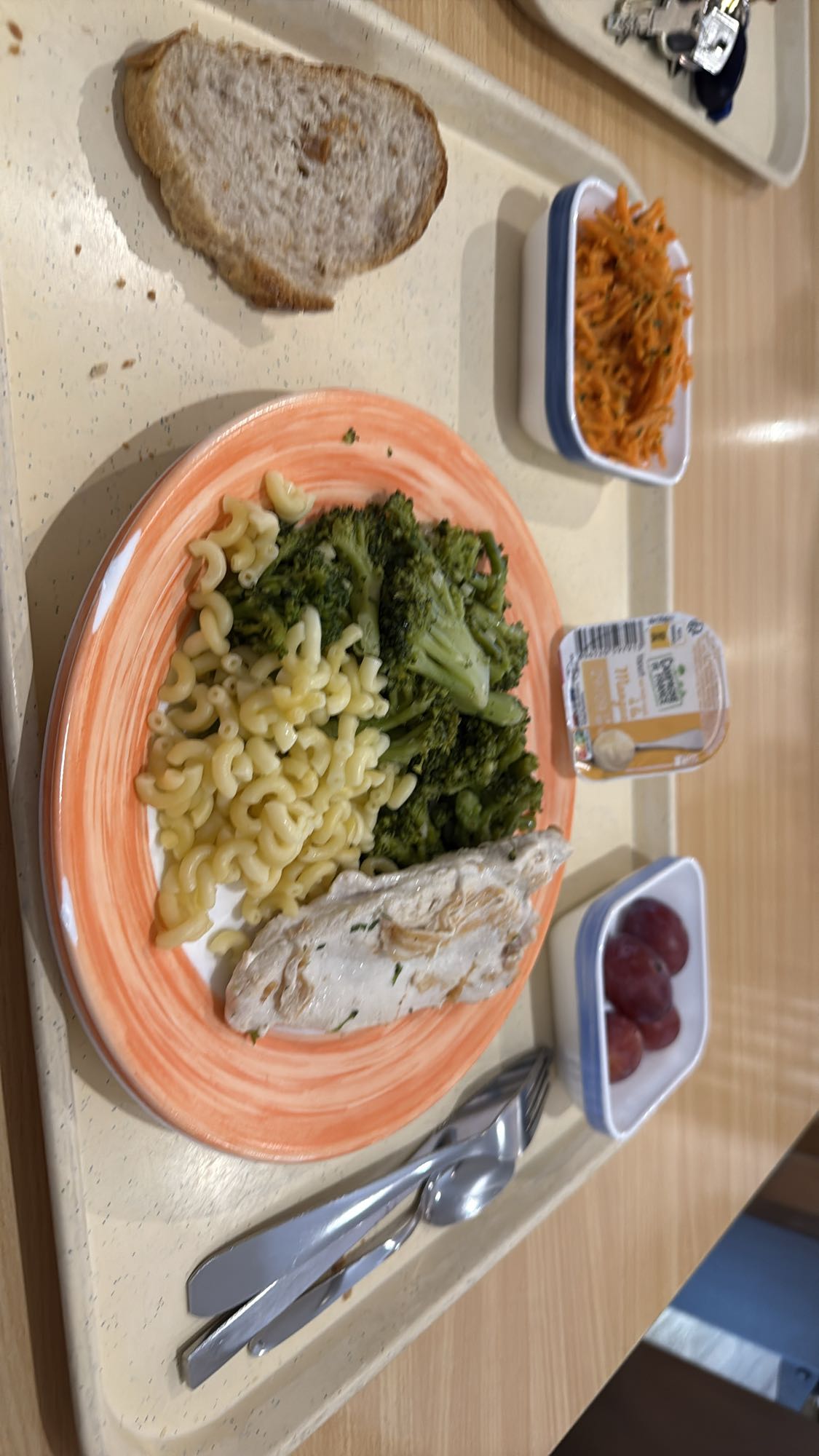 Déjeuner poulet pâtes légumes