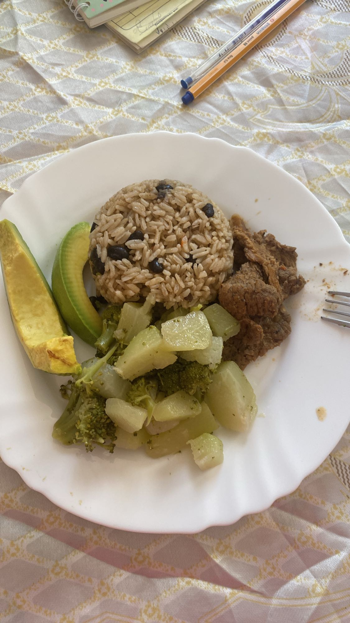 Arroz con carne y vegetales